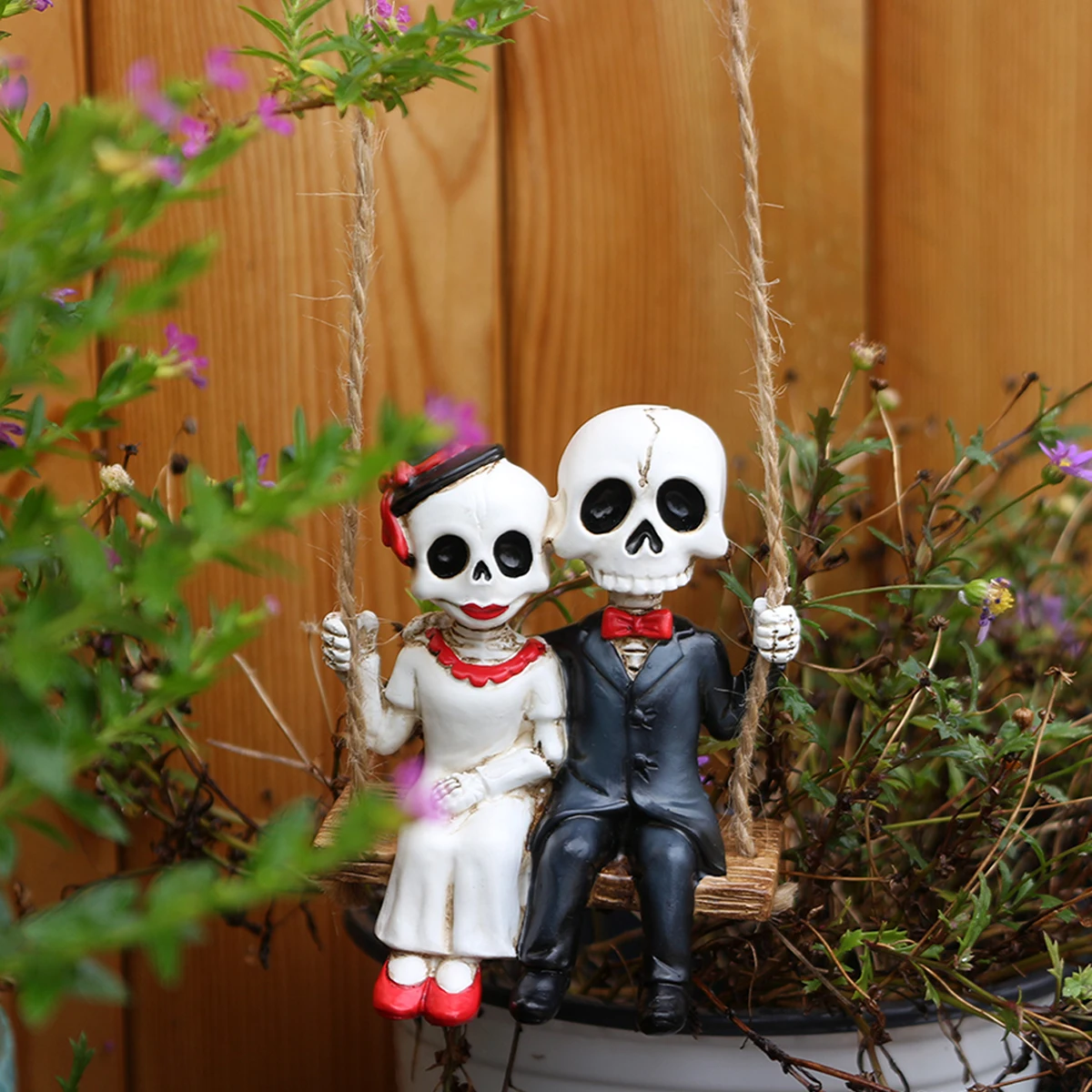 Resin Skeleton Couple Swing Statue, Halloween Decoration, Car Pendant, Outdoor Garden Bonsai Home Decoration, Festival Gifts