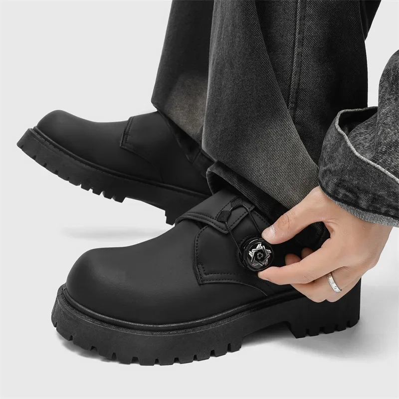 2025 Zapatos Derby de punta redonda ancha Retro británicos para hombre, botas de cuero informales con plataforma gruesa, calzado de calle de moda para pies anchos