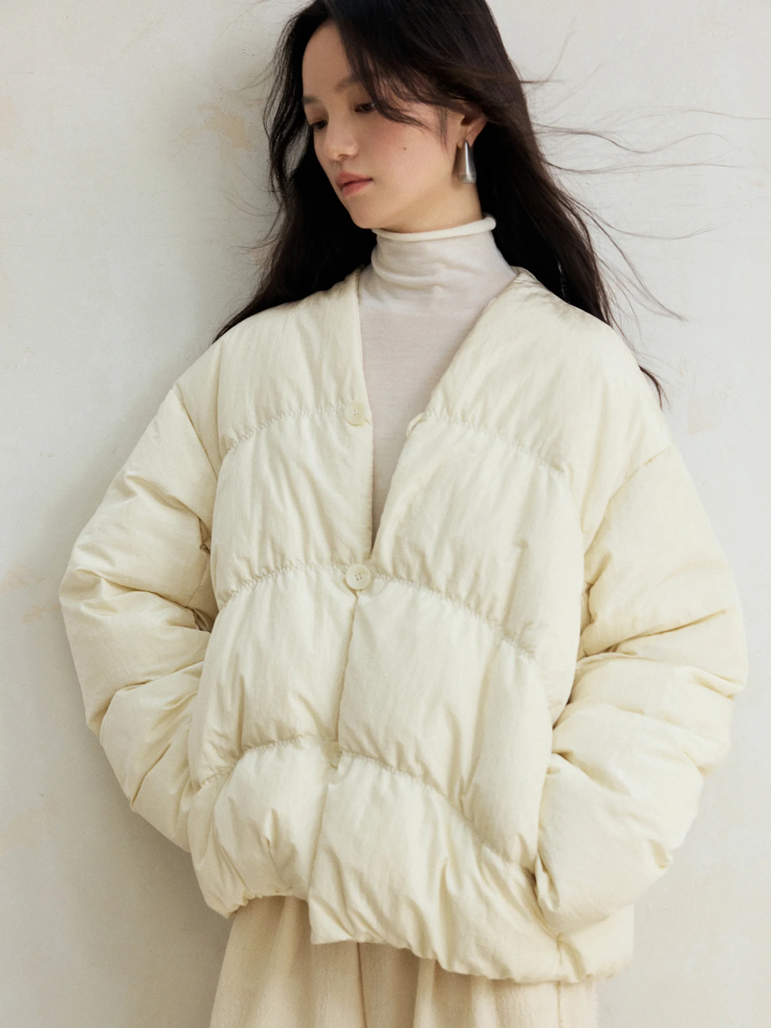 

MURMURMI 25AW Утепленная куртка-пуховик с плиссировкой и цветочным узором, свободная верхняя одежда для женщин, теплая, для повседневной носки, с V-образным вырезом и пуговицами