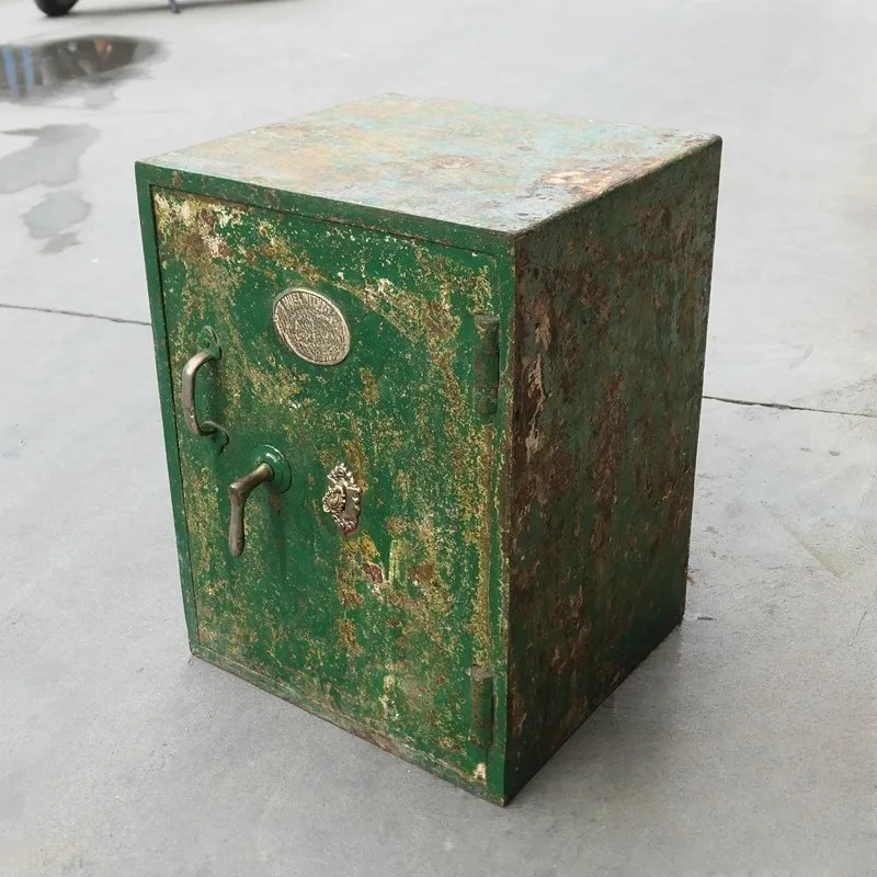 

Antique old iron box old object safe green appearance retro nostalgic collection old objects of the Republic of China