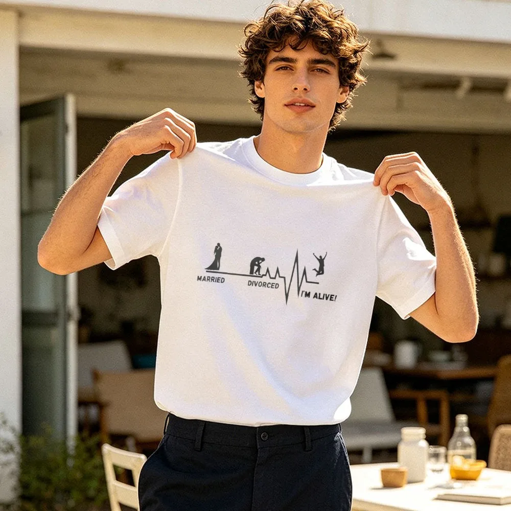 T-shirt graphique « Married Divorced I'm Alive Heartbeat » – Célébration amusante du divorce, ligne ECG, sarcaste, pour hommes célibataires, décontracté