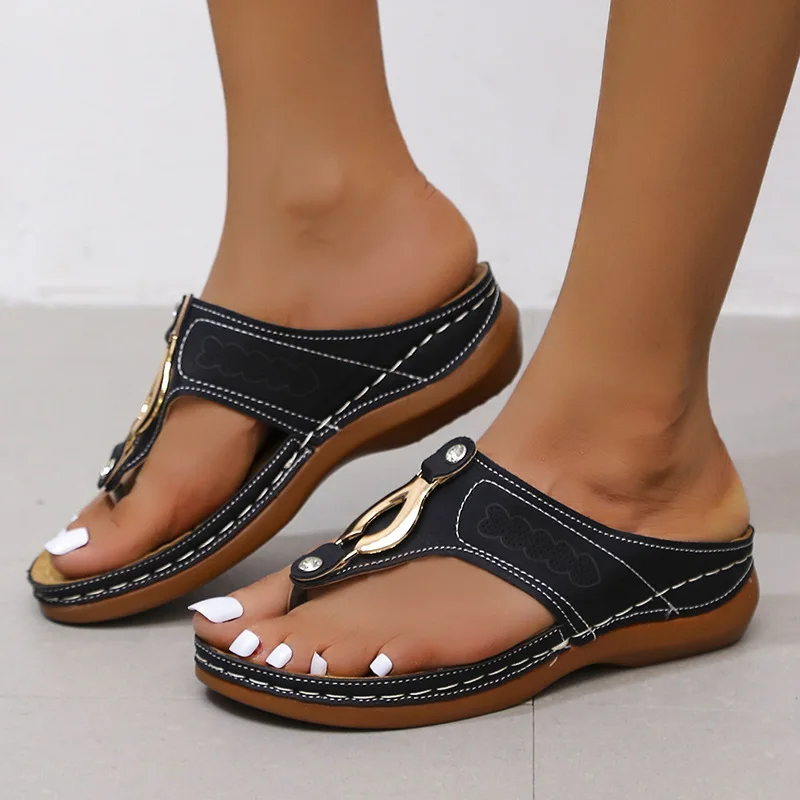 Sandal rumah sepatu rendah Platform pada Wedge sandal wanita ukuran besar Rivet modis 2024 alas kaki dekorasi logam mewah lembut