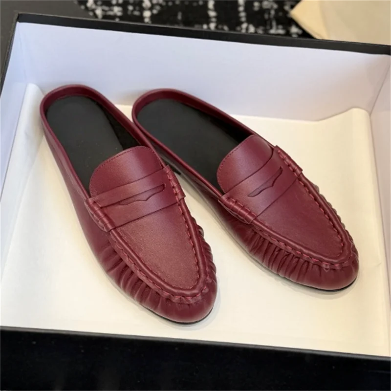 

New mules in smooth calfskin leather. They feature penny straps and a pleated upper. Leather lining. Genuine leather sole. This