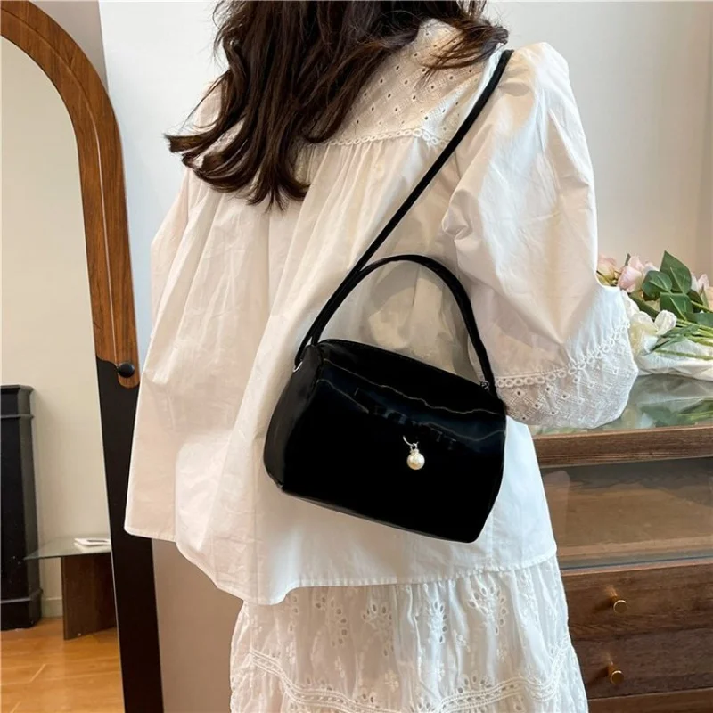 

Роскошная кожаная сумка-тоут с лазерной резкой для женщин, сложные цветочные узоры структурированной формы и двойными ручками для переноски