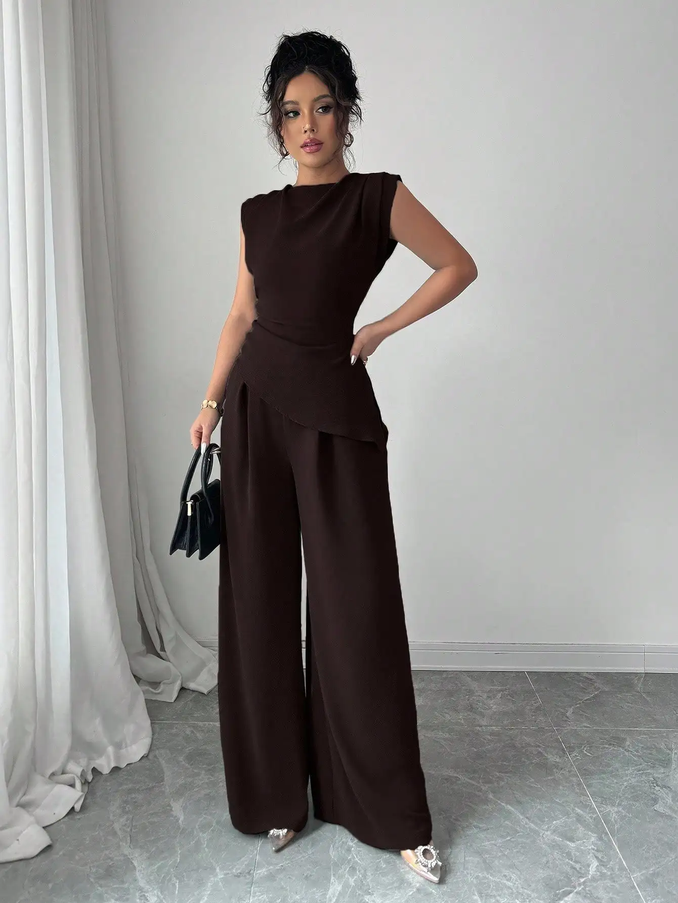 

Коричневый однотонный комбинезон без рукавов с плиссированным асимметричным верхом и широкими брюками-палаццо, элегантный, для официальных мероприятий и повседневной носки