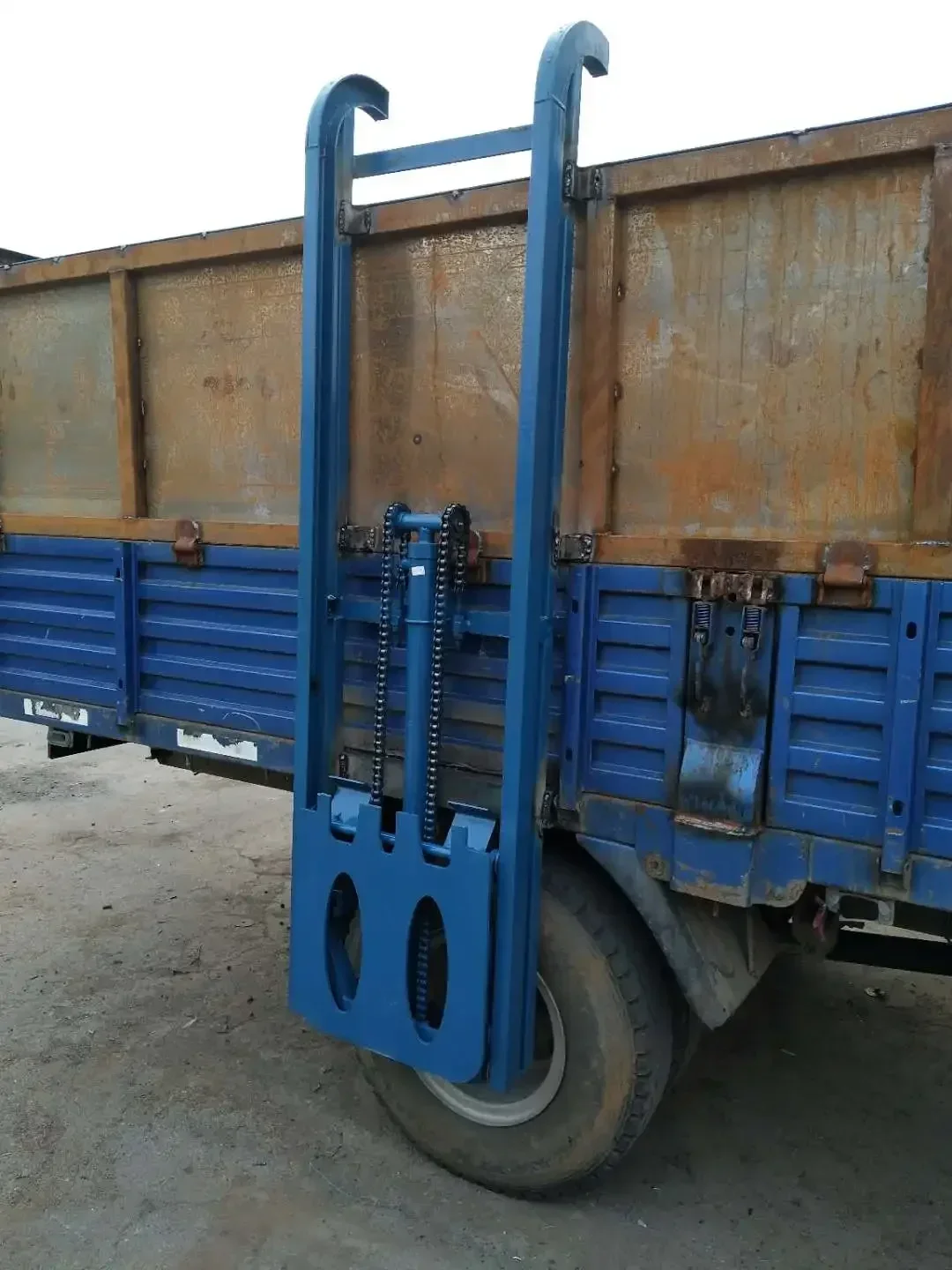 

electric vehicle, agricultural three wheeled garbage truck, elevator, automatic bucket hanger, bucket flipping machine