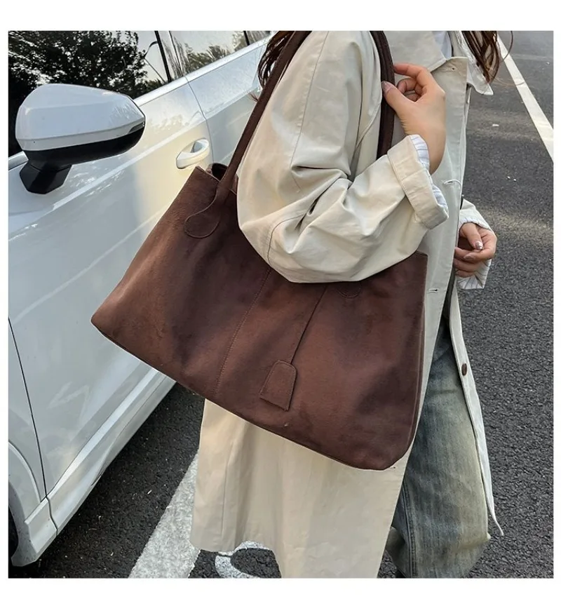Damen-Schultertasche aus braunem Kunstwildleder, Lässiger Minimalistischer Stil für Tägliche Aufgaben, Wochenendausflüge & Alltägliche Arbeitshandtasche – Detail 1