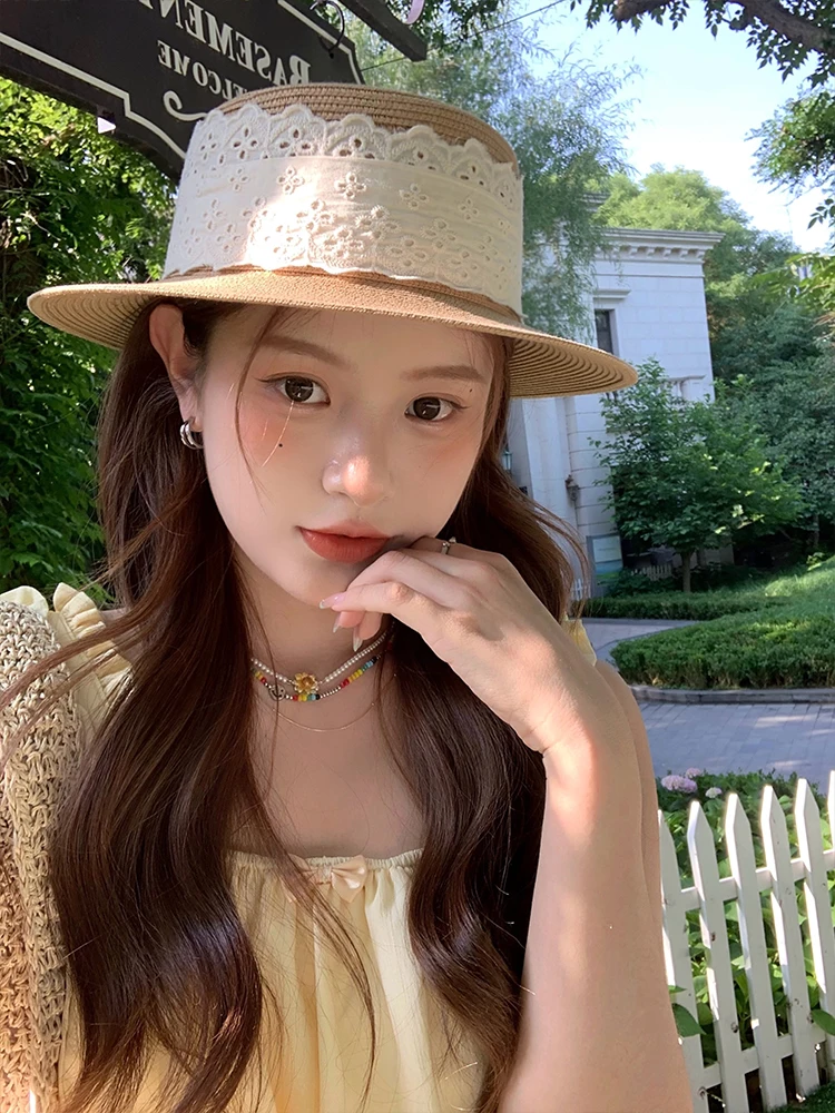 قبعة من القش المنسوجة من الدانتيل الفرنسي للسيدات في الصيف على شاطئ البحر والعطلات والحماية من الشمس وقبعة مسطحة من القش