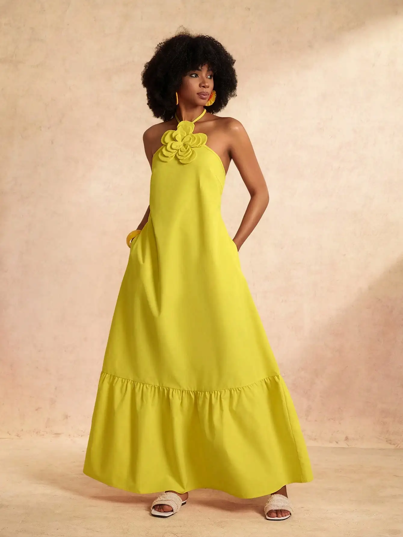 

Яркое желтое платье макси с вырезом халтер, 3D-цветочными аппликациями и оборками по подолу