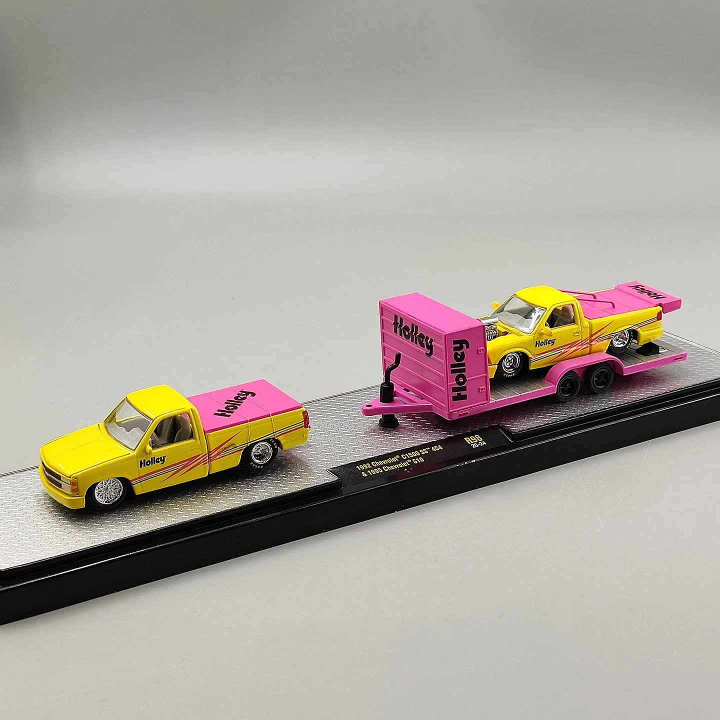 Diecast M2 1:64 Scale Chevrolet C1500 SS 1992 and Chevrolet S10 1995 Alloy Car Models view 3
