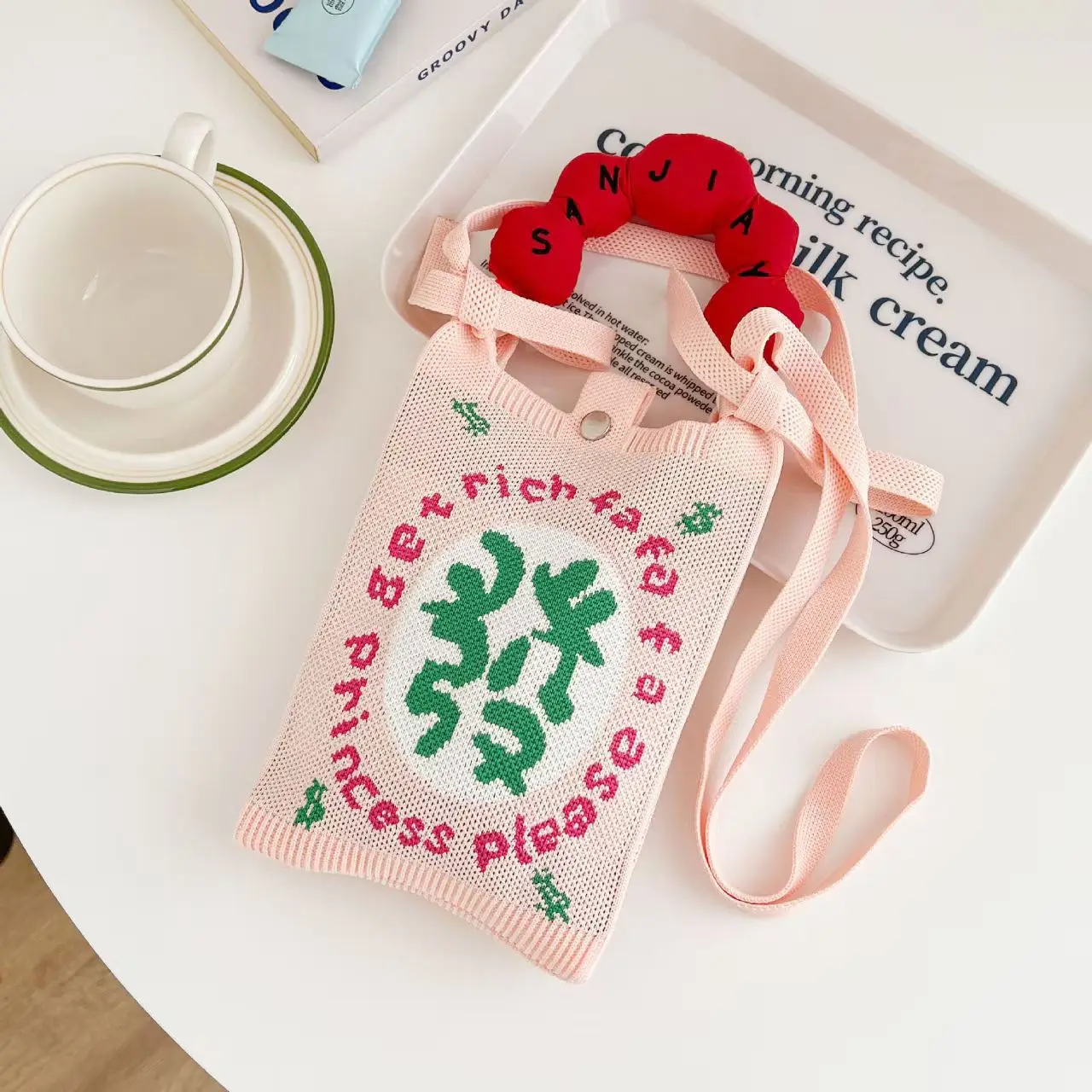 حقيبة معصم أنيقة بتصميم كرتوني محبوك، مصنوعة من البوليستر المتين مع إغلاق داخلي بمشبك، تصميم عمودي لحمل الهاتف المحمول للمراهقين