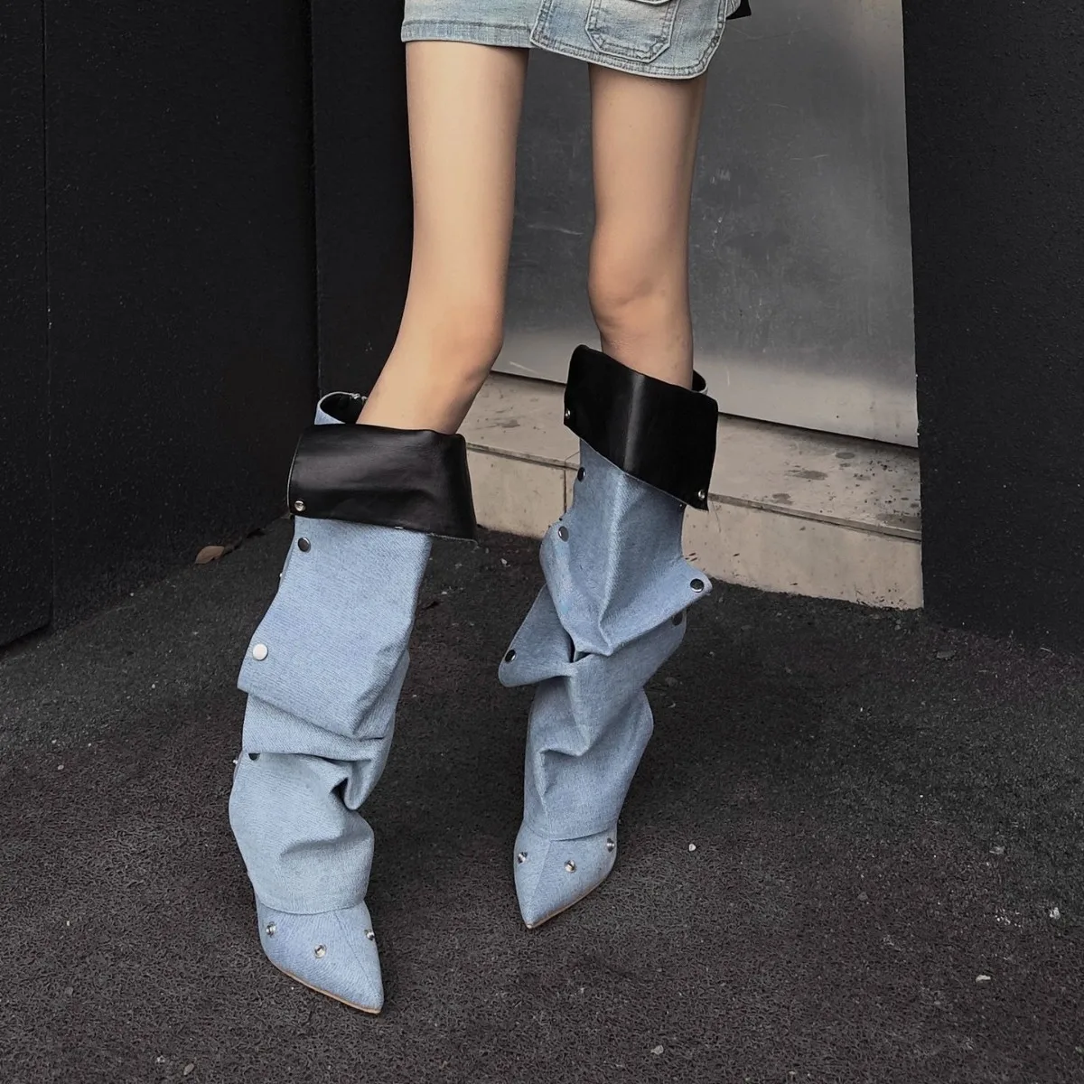 

Женские сапоги на высоком каблуке 2025: модные остроносые осенние ботинки для женщин