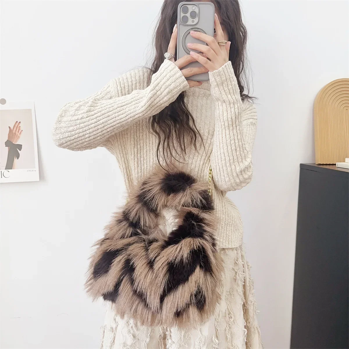 Winter Fashion Faux Fur Women\'s Shoulder Bags Contrast Color Portable Ladies Furry Crossbody Bag Vintage Female Plush Handbags