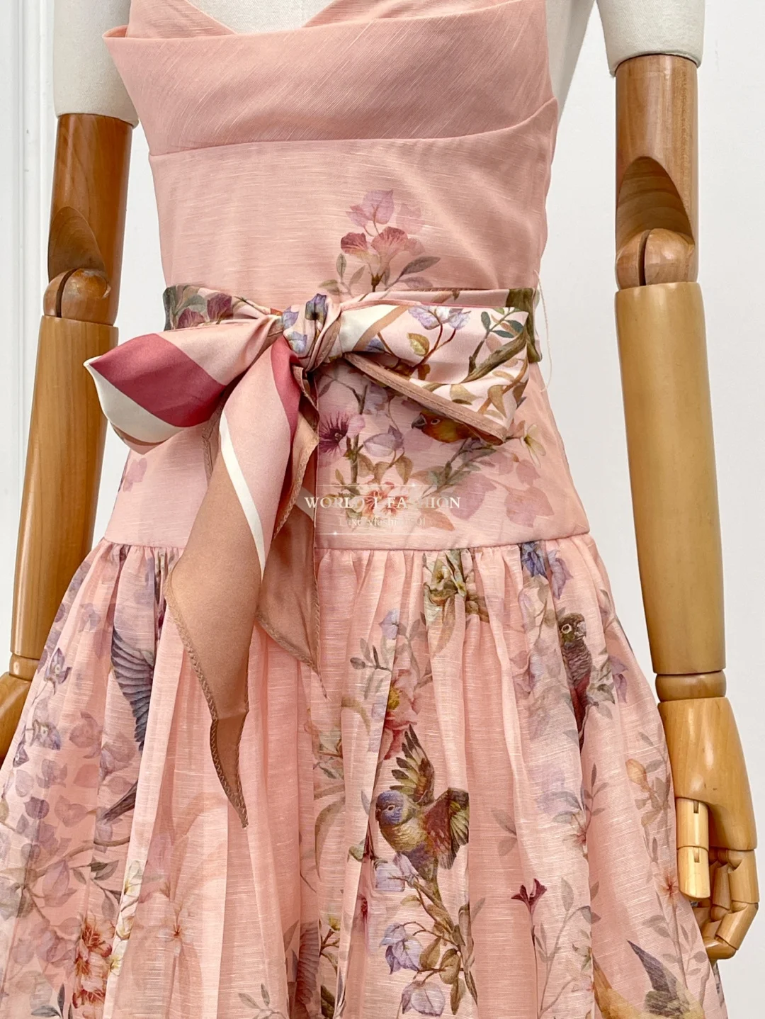 Vestido midi sin espalda sin mangas con estampado de pájaros florales rosas 2025 Nuevo diseño