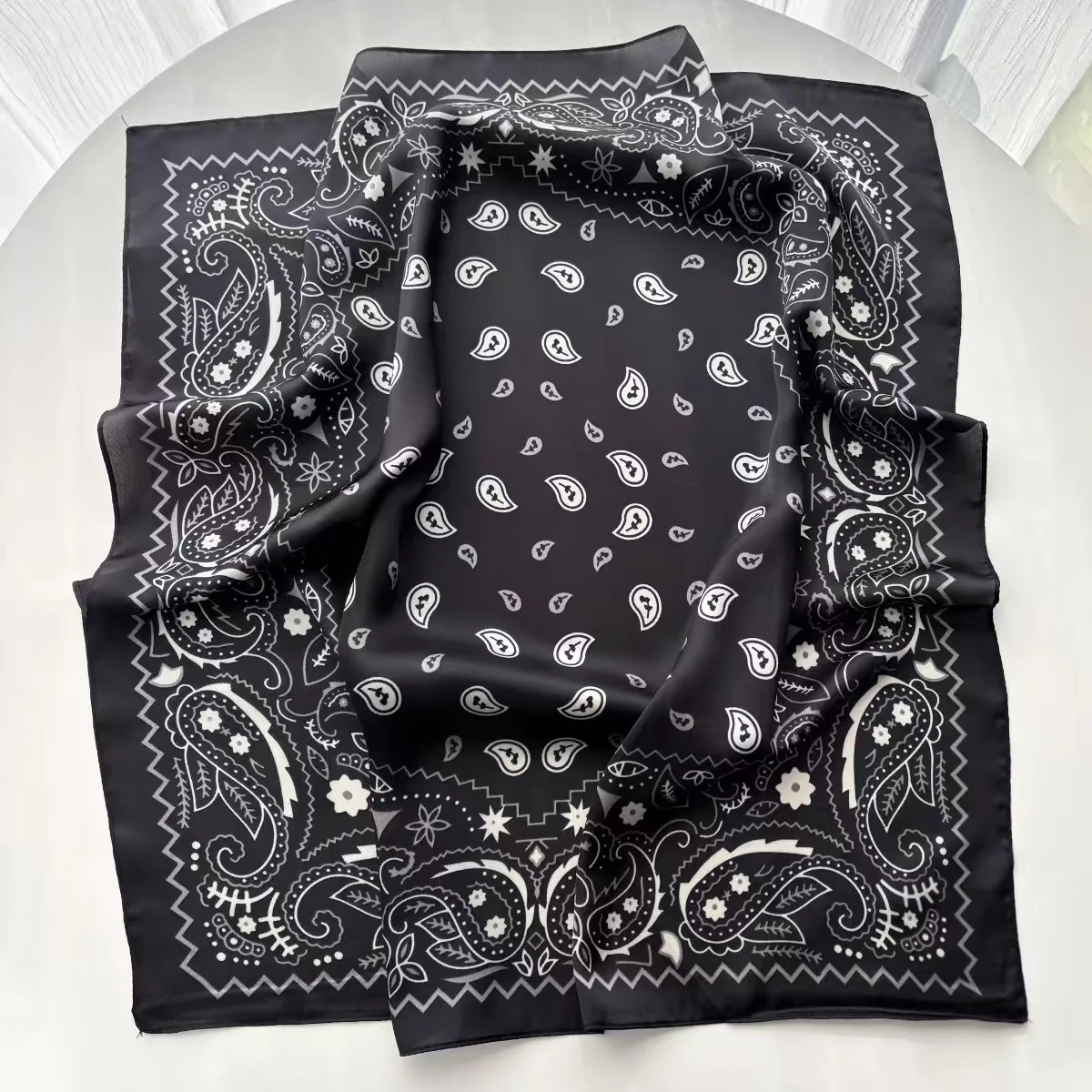 1 Stück modischer Paisley-Bandana-Schal für Damen, leichtes, seidenähnliches Satin-Stirnband, vielseitig einsetzbar für Haare, Hals, Handgelenk, Boho-Stil – Detail 9