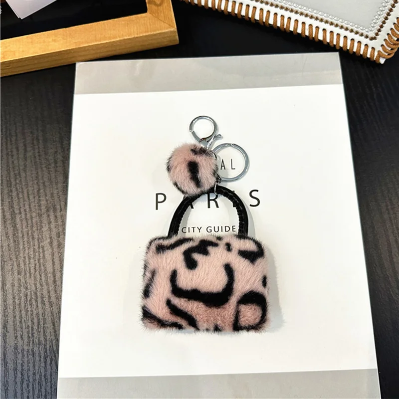 Llavero de bolso con estampado de leopardo, colgante creativo de dibujos animados de felpa amigable con los estudiantes, llavero de coche, accesorio pom-pom