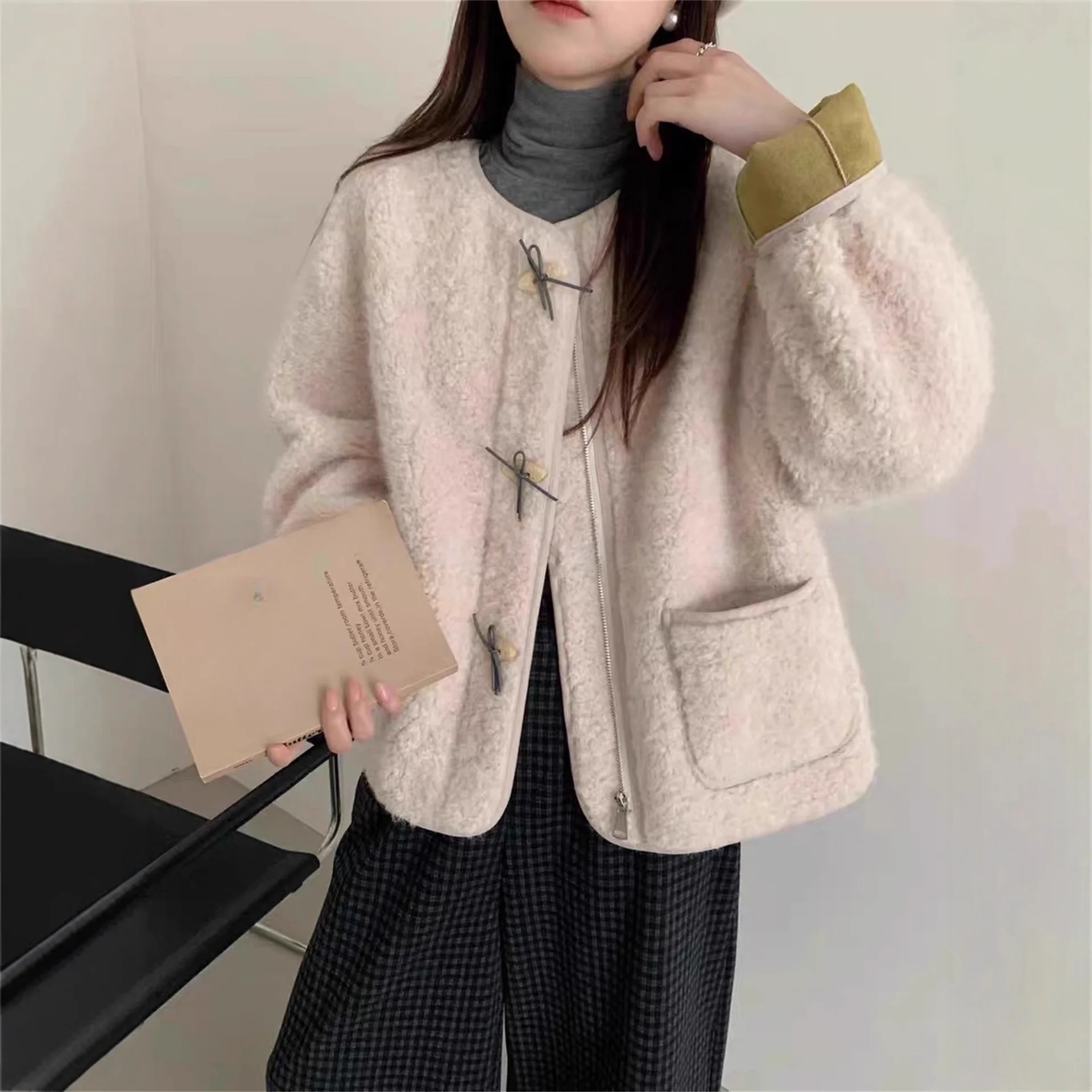 Casaco Feminino Casual Solto de Inverno 2025 com Gola Redonda, Jaqueta de Couro e Pele Integrada, Top de Algodão Confortável, Agasalho de Caimento Perfeito