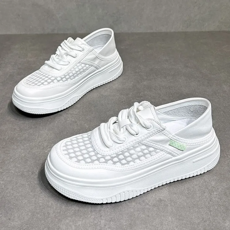 أحذية رياضية نسائية شبكية بيضاء 2025 تصميم صيفي جديد قابل للتنفس كاجوال عصري متعدد الاستخدامات برباط علوي نعل سميك للنساء #1