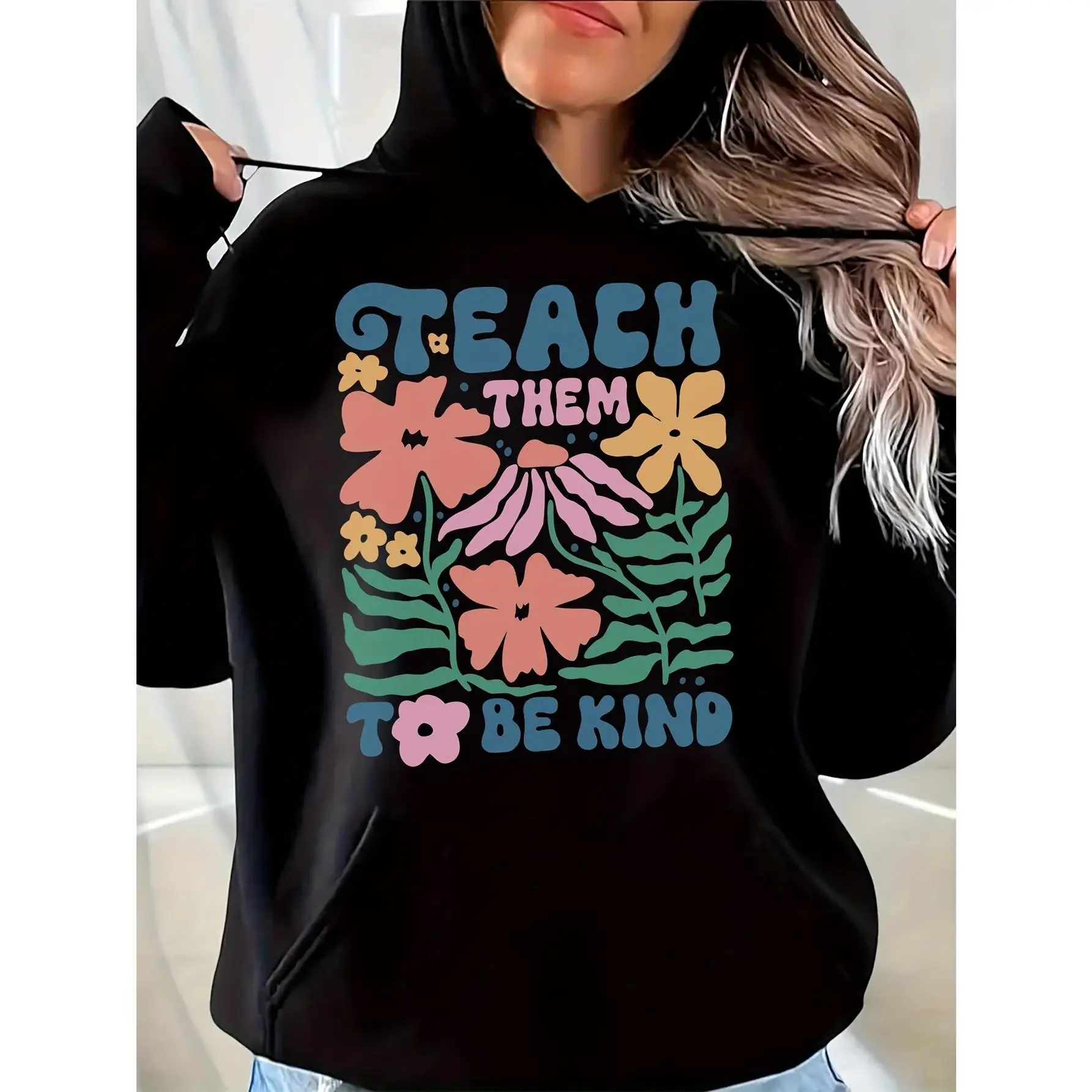 

Women's "Teach Them To Be Kind" Hoodie Retro Floral Teacher Graphic Sweatshirt Aesthetic Slogan Pullover Gift