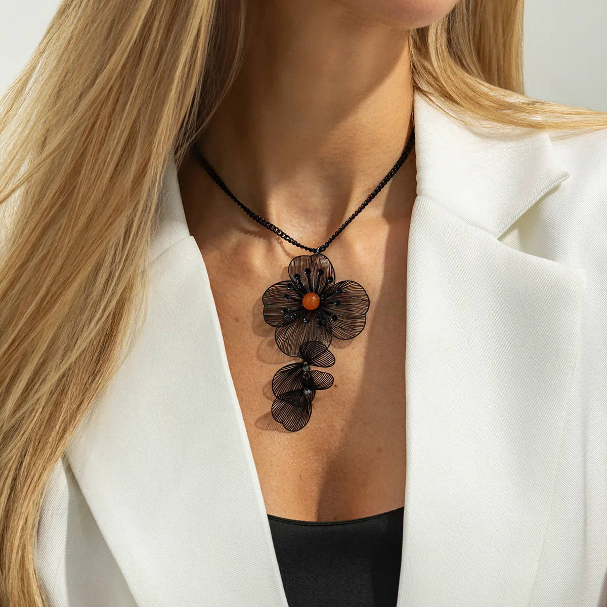 Personalized exaggerated diamond inlaid flower jewelry set, retro versatile, three-dimensional hollow flower necklace