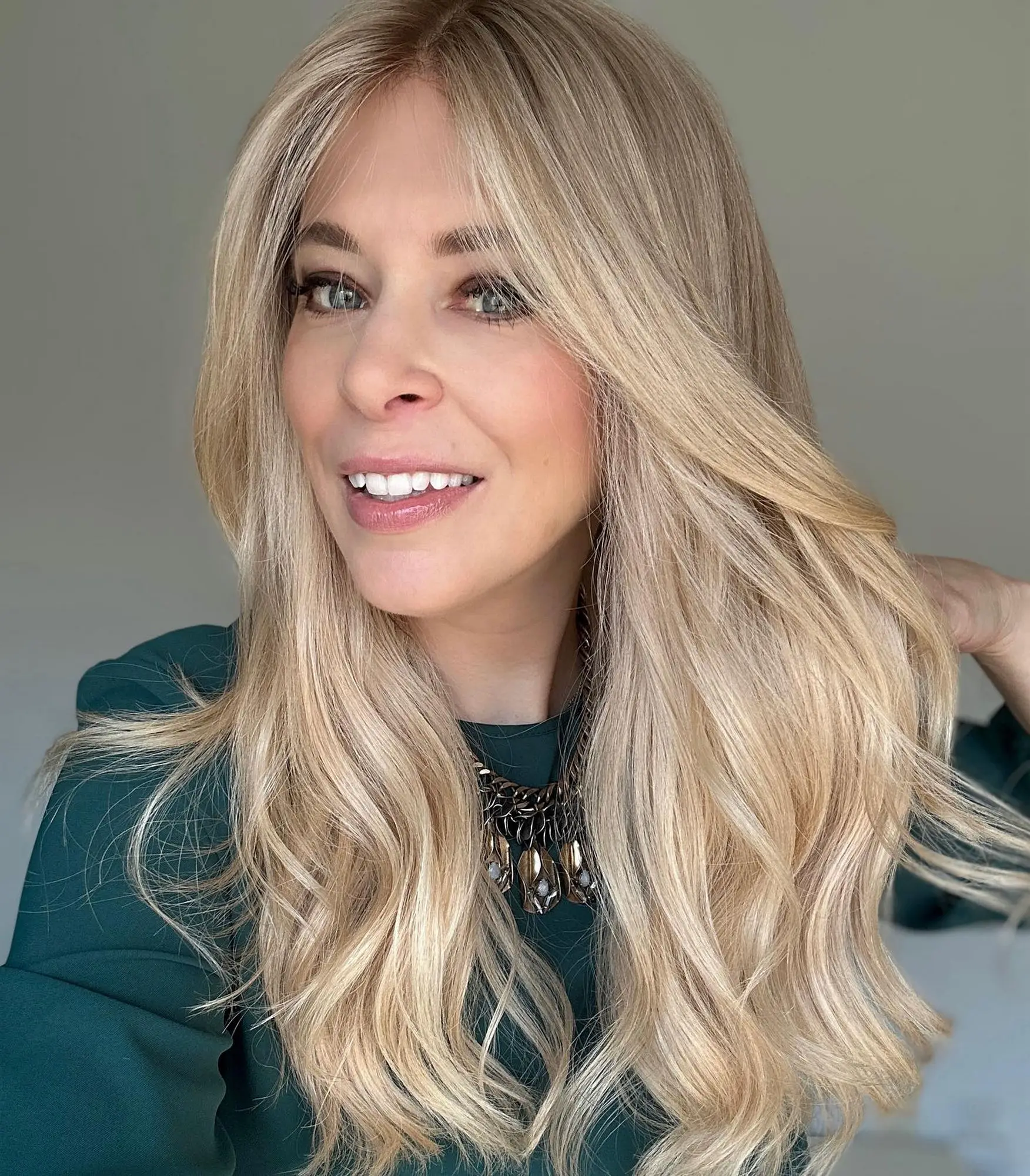 شعر مستعار عالي الكثافة 13x4 أومبير الرماد شقراء الدانتيل شعر مستعار أمامي ألياف مقاومة للحرارة شعر مستعار موجة طبيعية غلويليس غطاء كبير صغير الحجم