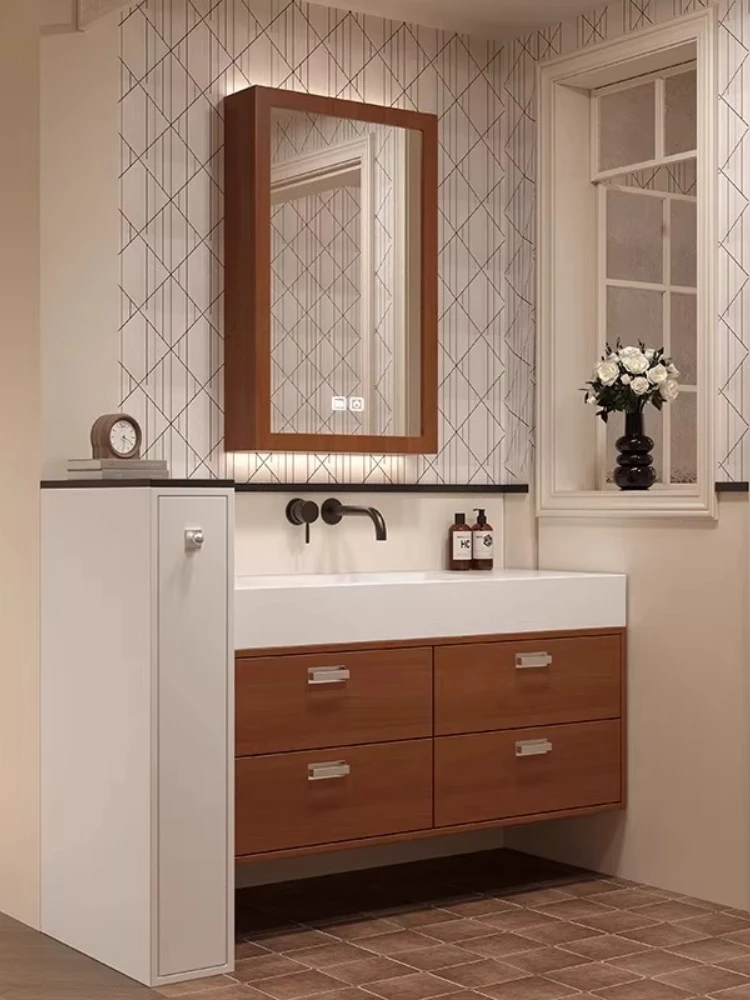 

Комбинация мебели для ванной в средневековом стиле: тумба с раковиной из керамической плиты без швов.