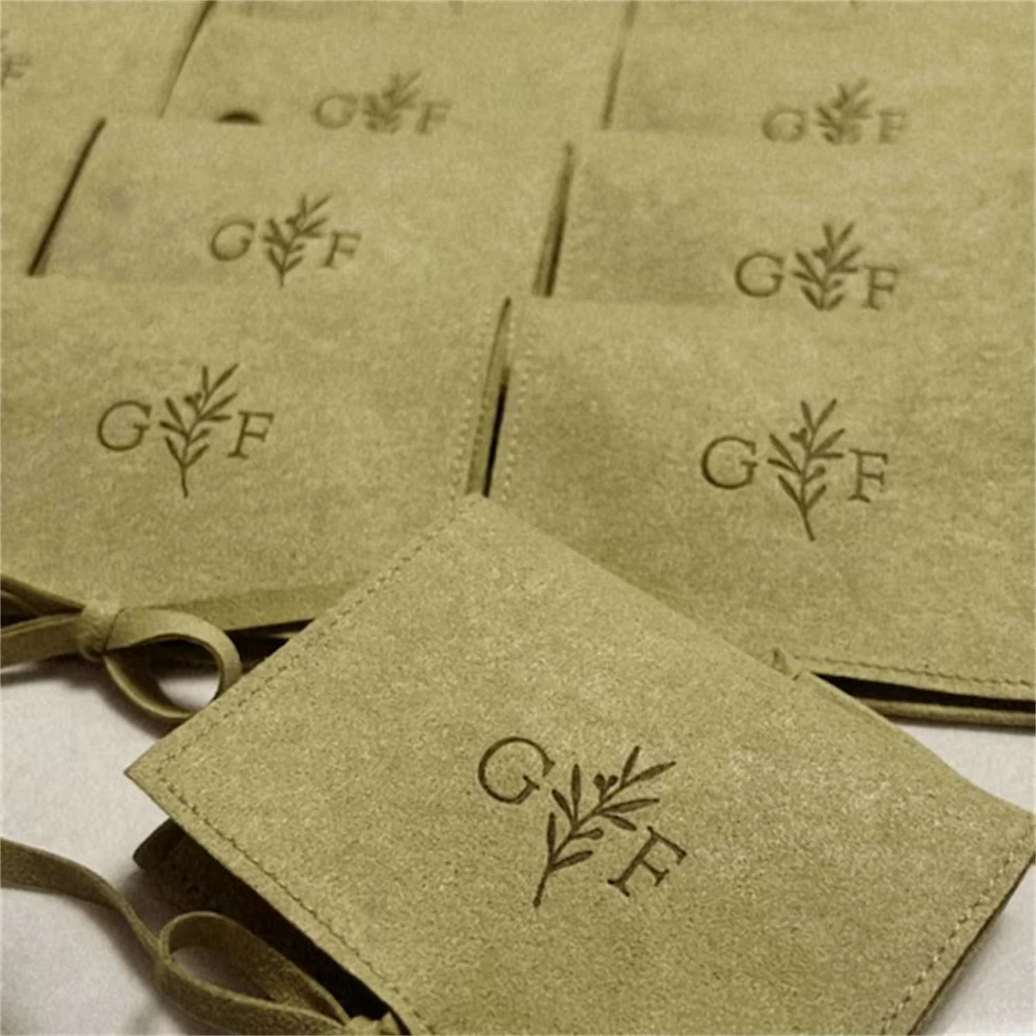 

50, сумка для упаковки ювелирных изделий на заказ, сумки-конверты с логотипом и клапаном, сумка из микрофибры с тиснением логотипа, многоцветный