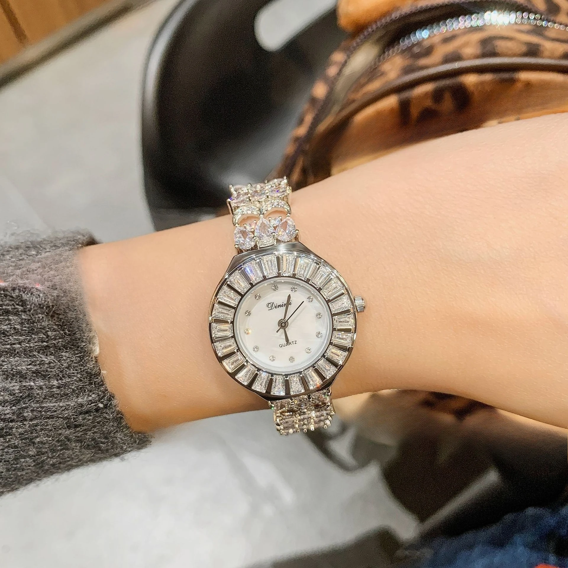 Dimini, nueva pulsera de lujo con luz de diamante, reloj para mujer con correa hueca, tendencia de moda, colección de relojes de cuarzo transfronterizos