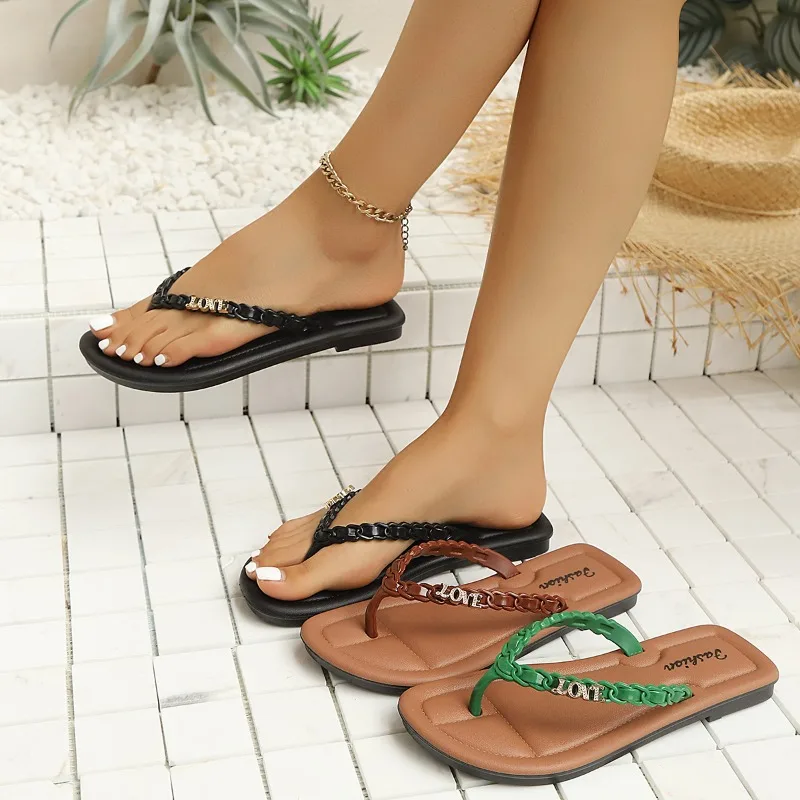 Flap sandals are trendy in 2026. This summer's new style flat, anti-slip beach shoes and sandals are available.