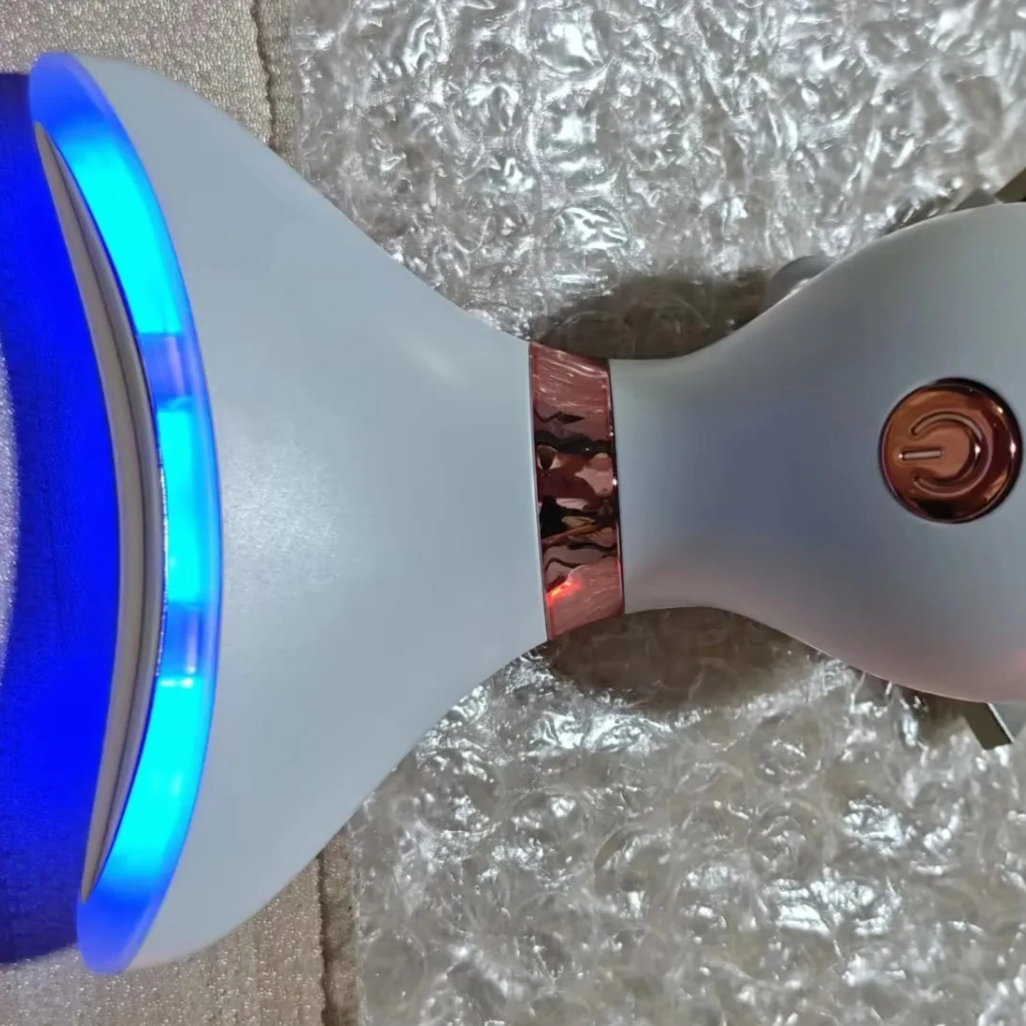 

7-цветный светодиодный массажер для лица и шеи с вибрационной терапией, 7 режимов и 3 уровнями для подтяжки кожи