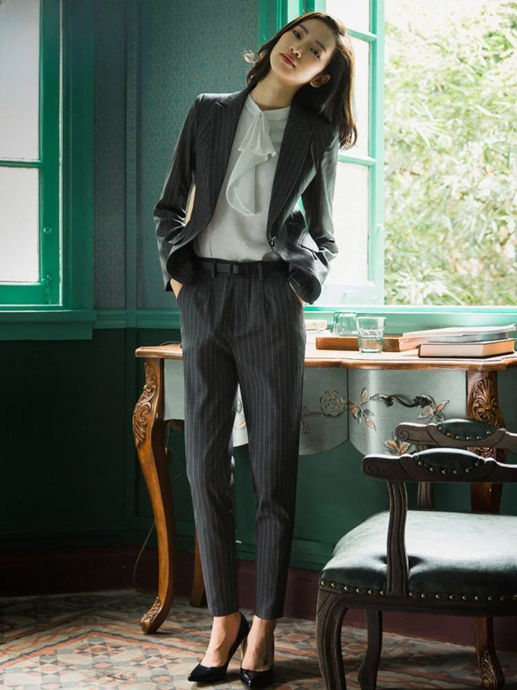 

Весенне-осенний деловой костюм для женщин: модный, строгий, для офиса, работы, учебы, в полоску