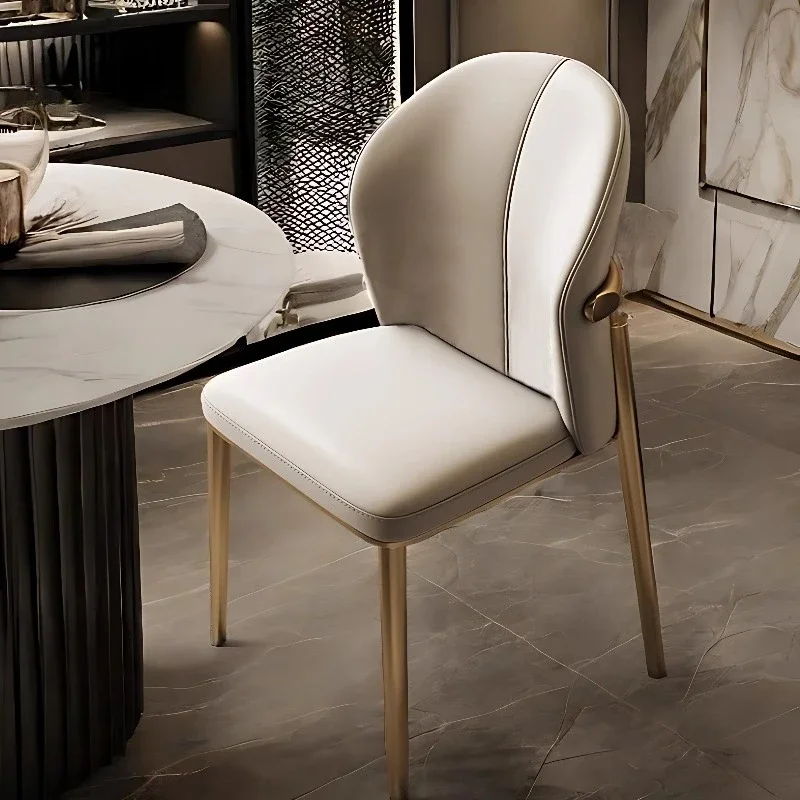 كرسي خفيف فاخر لتناول الطعام مصنوع من الجلد للاسترخاء كرسي منزلي حديث بسيط من جلد البقر الشمالي مسند ظهر أثاث فندقي جمالي كرسي بذراعين