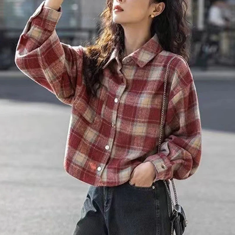 Koreańskie koszule damskie z krótkim rękawem i kołnierzykiem w stylu vintage na jesień i zimę 2025, luźna krótka bluzka damska w kratę z długim rękawem