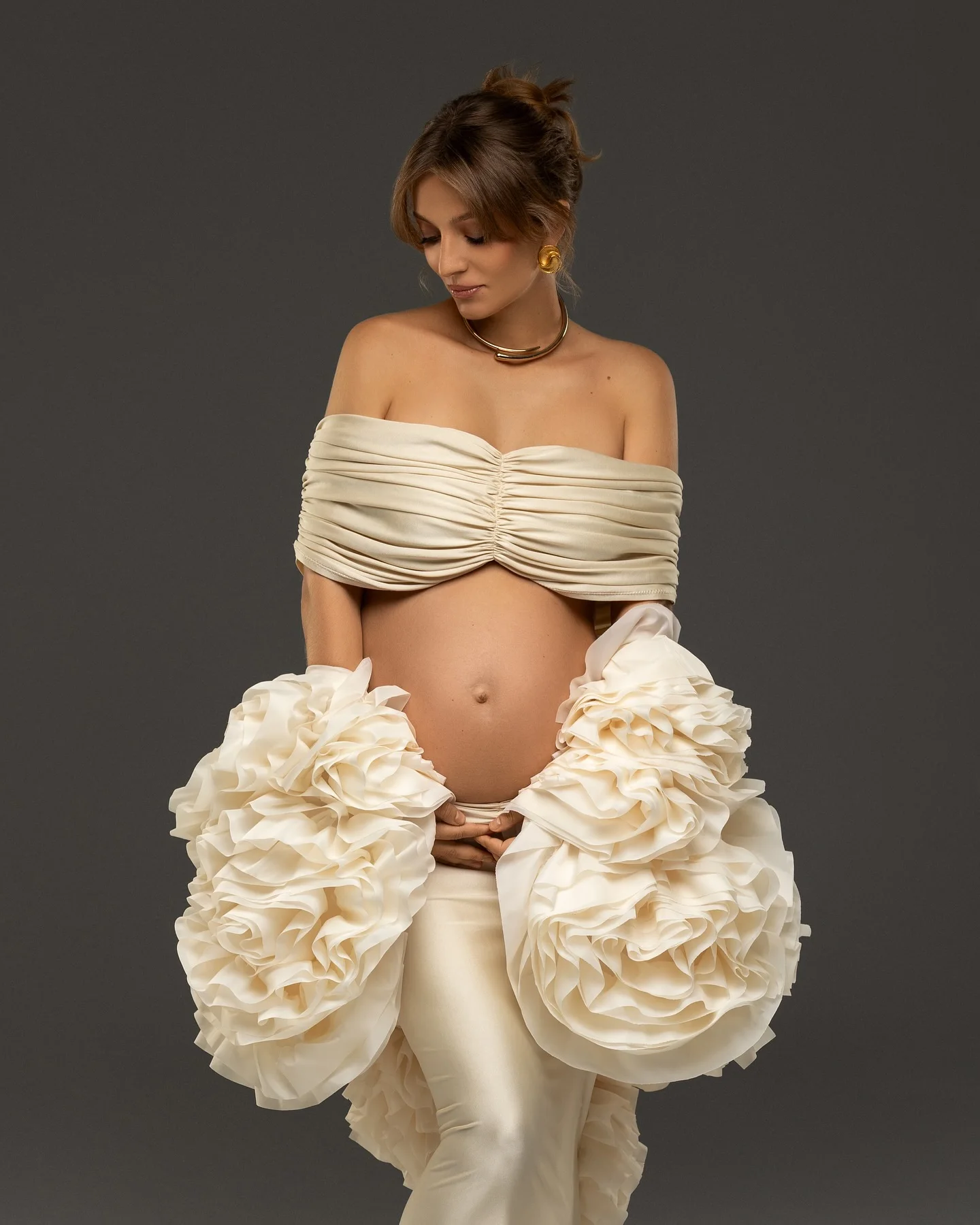 Oszałamiająca sukienka ciążowa z odkrytymi ramionami i rękawami z gigantycznymi kwiatami, idealna na wesela i sesje zdjęciowe, modna sukienka dla kobiet w ciąży.