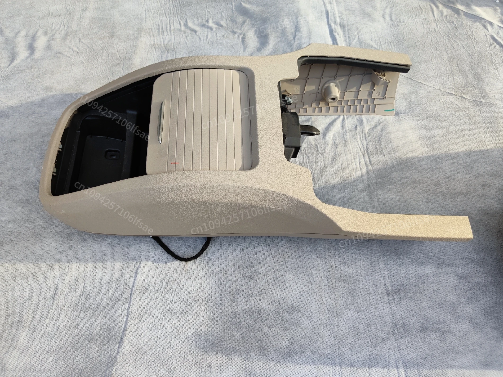 FOR Mercedes-Benz Vito modified V260 armrest box storage box V260 Vito cigarette lighter V250d armrest box water cup holder