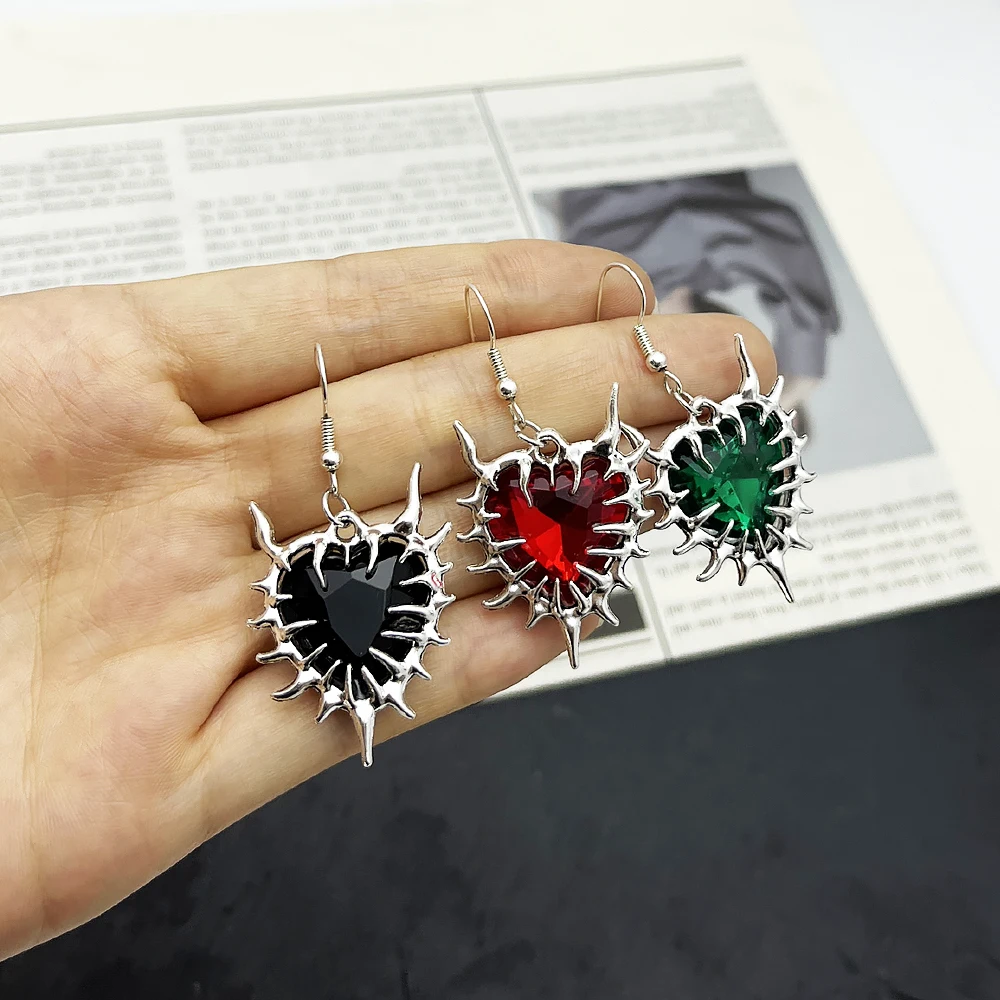 1 زوج القوطية الأحمر شائك القلب أقراط للنساء فضية اللون منفعل الشرير شوكة مسنبل القلب استرخى أقراط Y2K الجرونج نادي جوهرة