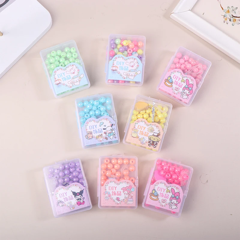 Sanrio จี้กำไล DIY สาวน่ารักพลาสติกประดับด้วยลูกปัดสินค้าเครื่องเขียนแฮนด์เมด1กล่อง