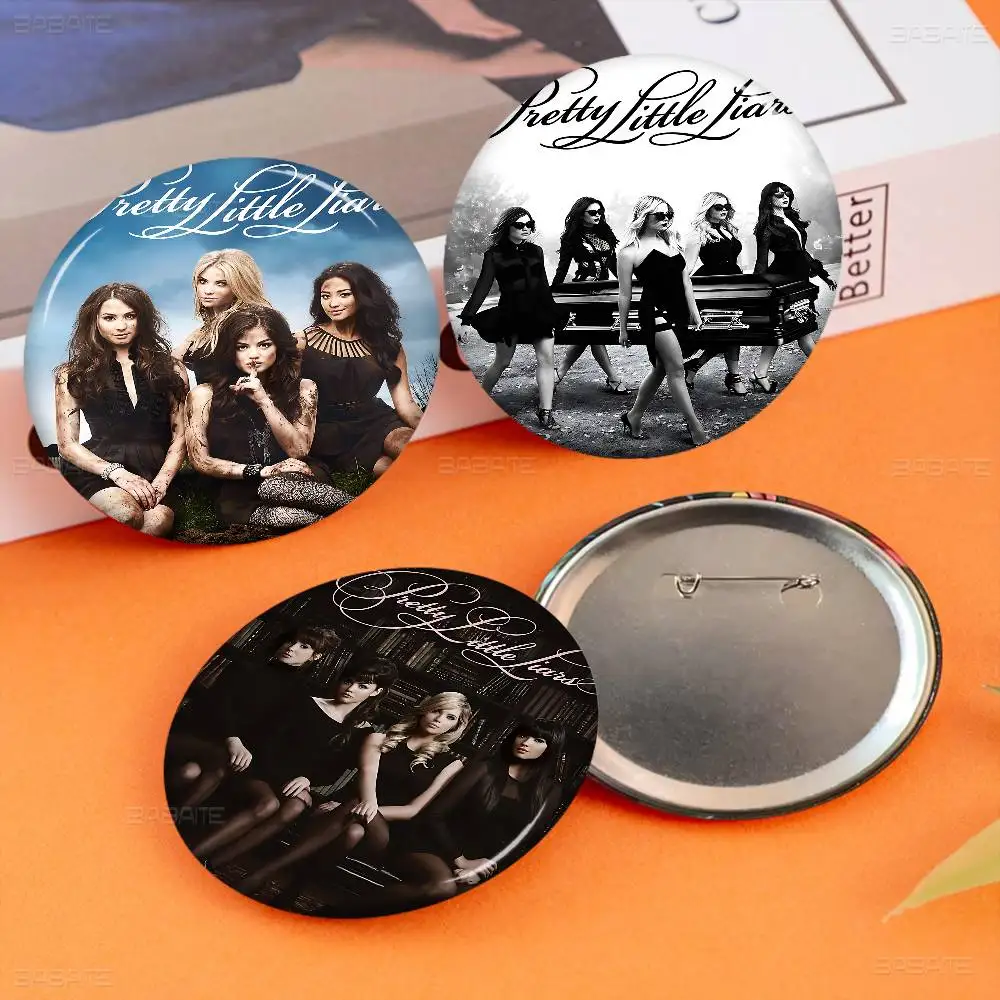 P-Pretty Little L-Liars Tv لينة زر دبوس مشرق مطبوعة أيقونة هدية للأصدقاء شارة طوق بروش التلبيب دبوس معدني