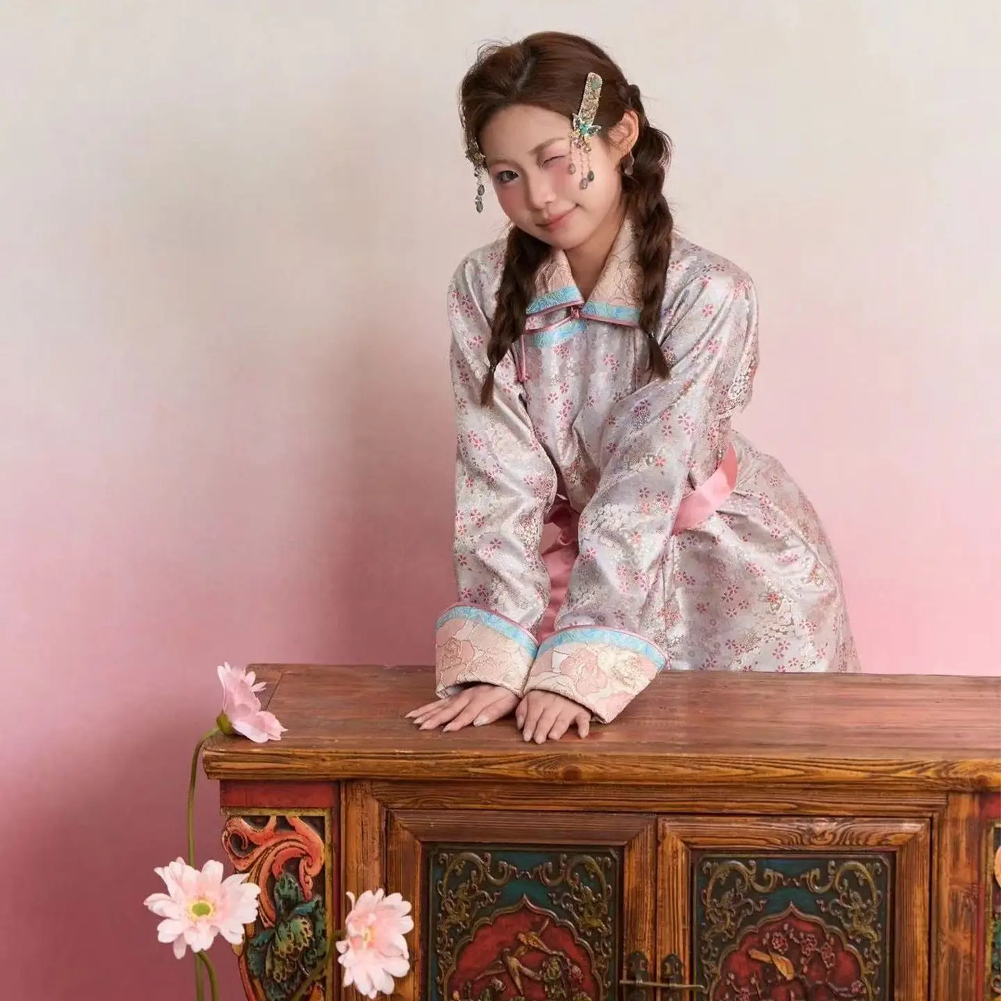 

New Chinese-style Mongolian Grassland Long Performance Costume Sweet Contrasting Color Flower Lapel Level Cuff Design Long Skirt