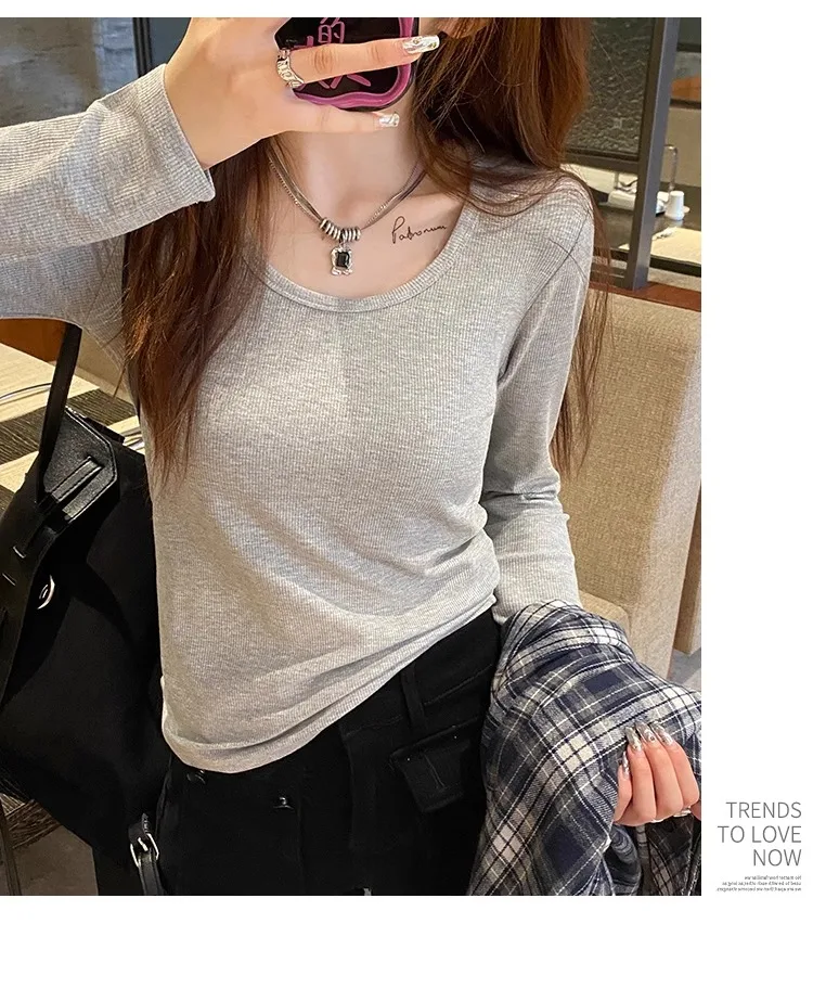 Neues schmal geschnittenes Langarm-T-Shirt für Damen mit niedrigem Rundhalsausschnitt und geripptem Basic-Oberteil, schulterbetont, einfarbig, für Herbst/Winter 2026, als Innen-T-Shirt – Detail 9