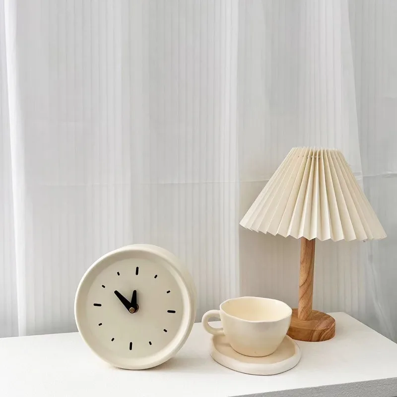 

Cream style desktop silent small clock, household ornaments, table decoration, small table clock, bedroom bedside clock
