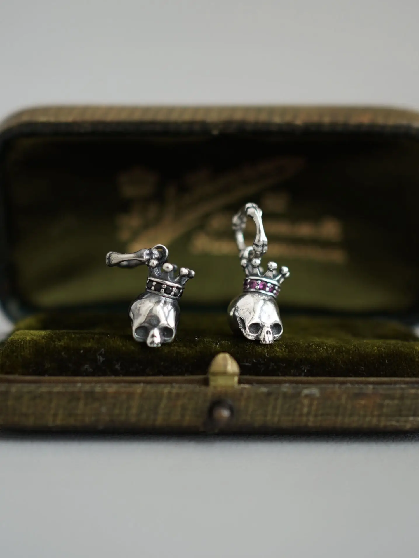 

Original Design 925 Sterling Silver Skull Queen Pendant Charms Small Size Personalized New Style Sleeping Lotus Jewelry