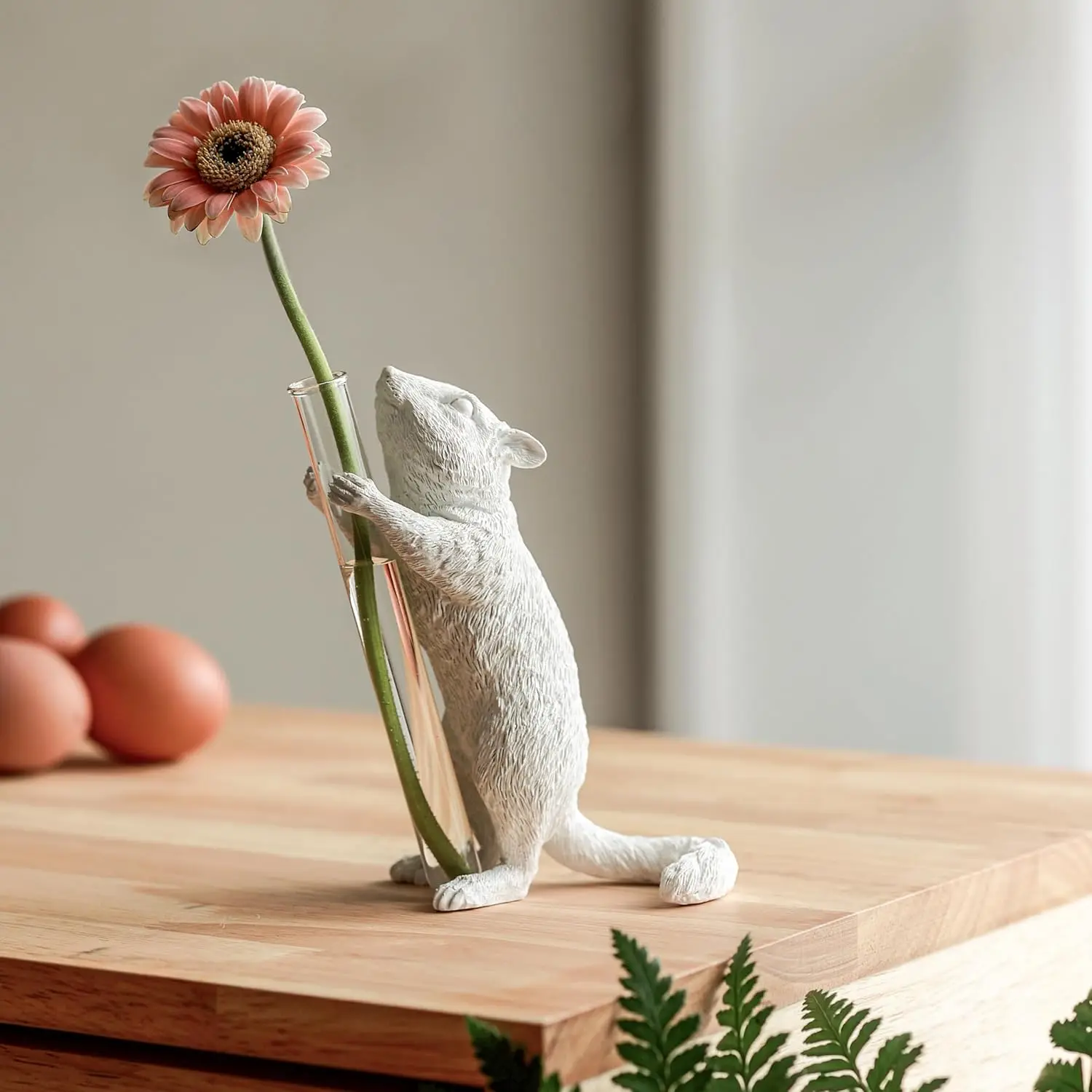 Whimsical Chipmunk Decorative Vase - Handcrafted Art Ｗith Realistic Charm, White Single Flower Vase For Modern Entryway Decor