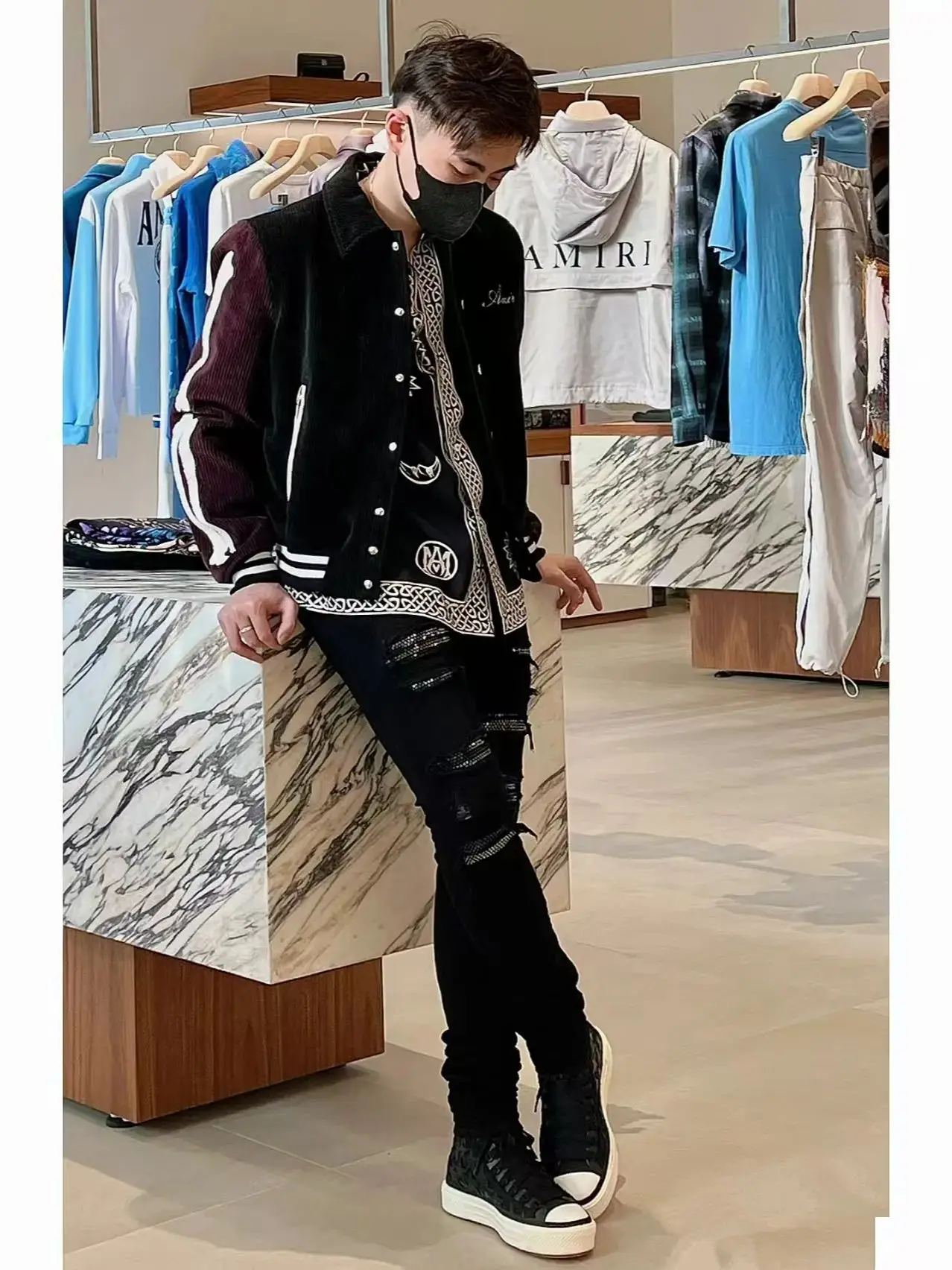 Leren hoge sneakers met dikke zolen en extra hoogte aan de binnenkant, boardschoenen, derby schoenen, paar zwart-witte canvas schoenen - afbeelding 2