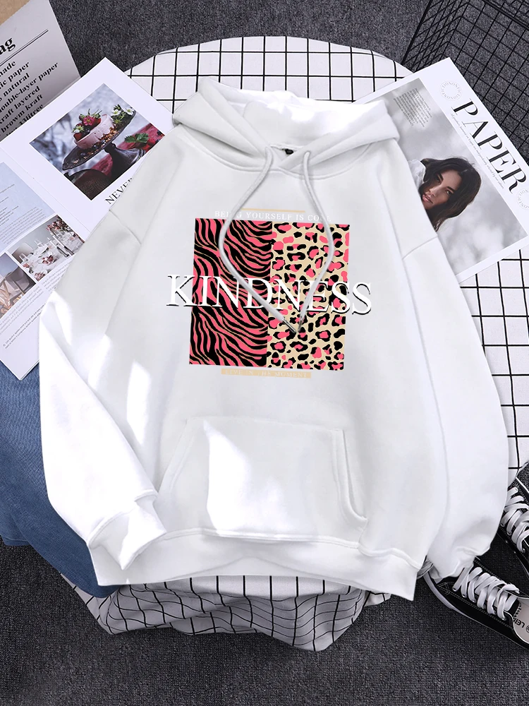 Kindness Live In The Moment Pattern Hoody For Women Loose Pocket Clothing Cute O-Neck Streetwear Autumn Casual Woman Hoody