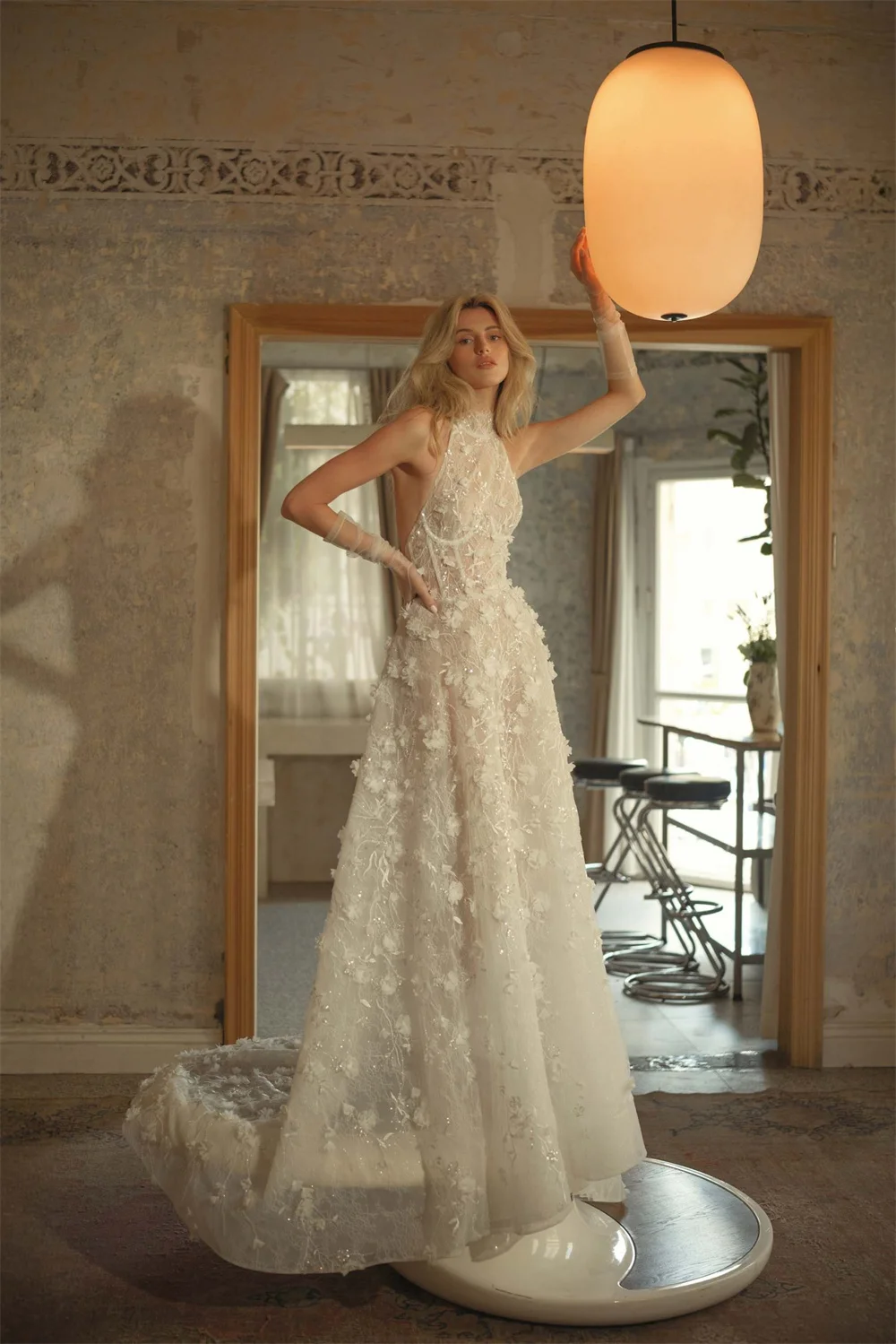 Suknia ślubna Kyoto z koronkowymi aplikacjami w kolorze kości słoniowej, z odkrytymi plecami i dekoltem typu halter, trenem zamiatającym, suknie wieczorowe 2025