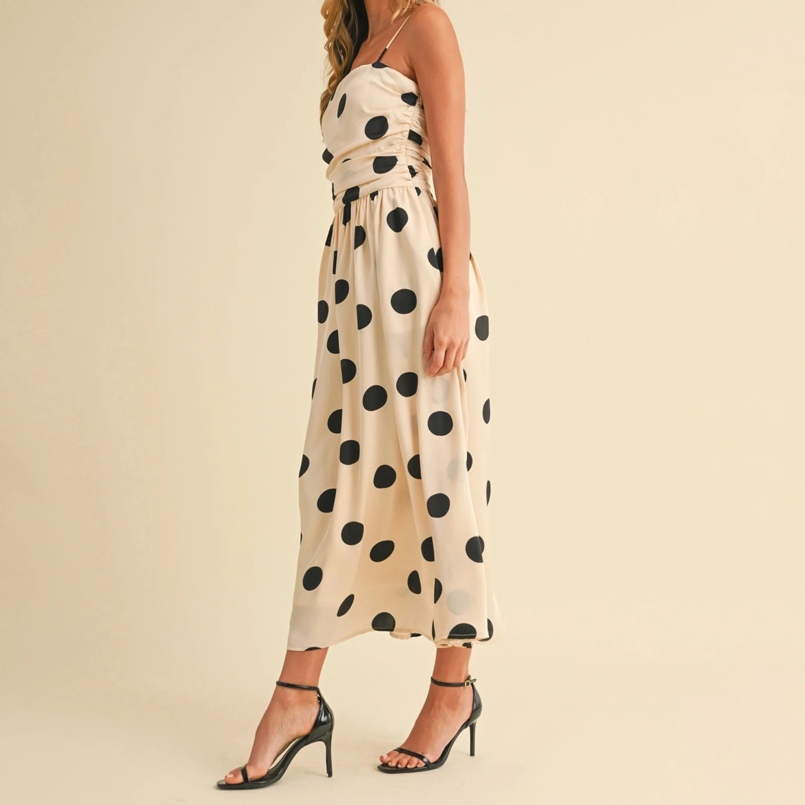 Combhasaki 여성 도트 프린트 셔링 백리스 하이 웨이스트 스퀘어 넥 조절 가능한 얇은 스파게티 스트랩 a 라인 미디 캐미 슬립 드레스
