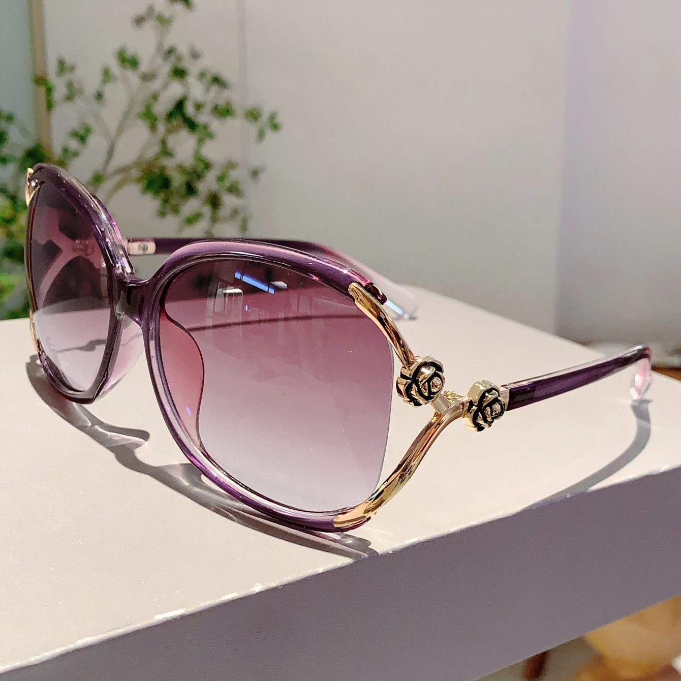 KAMMPT Stylish Red Trends Shades Flower Chain Design Decoration Women\'s Sunglasses Outdoor Driving Hiking Ladies Sun Glasses