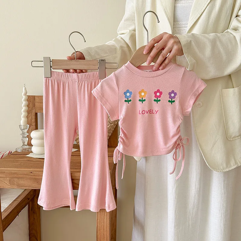 طقم بناتي بأكمام قصيرة مطبوع عليه زهور حلوة ورقبة دائرية من القطن تي شيرت عالي الخصر للتخسيس بلون سادة سروال جرس