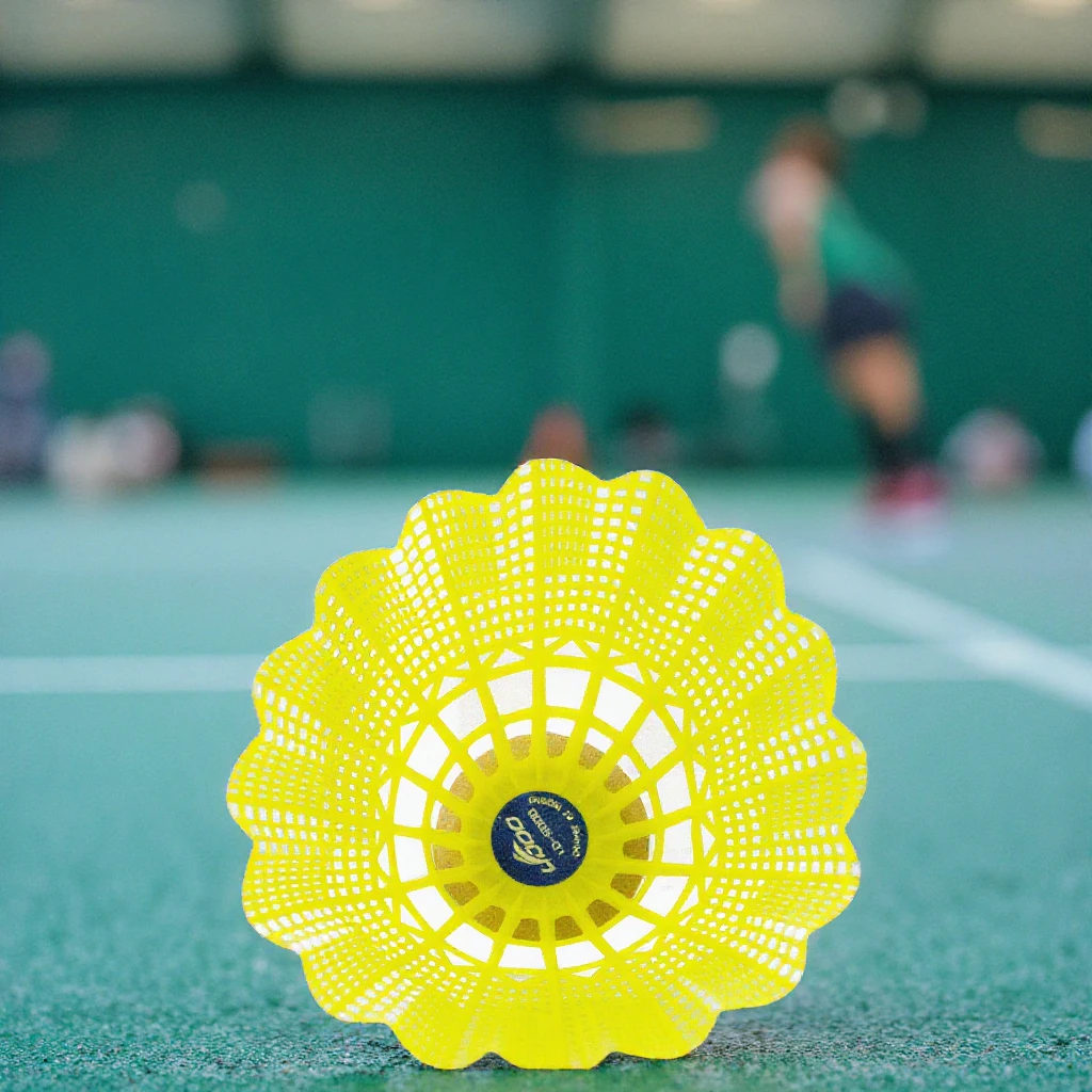 Volantes de bádminton de entrenamiento de grado A, material de nailon y plumas de pato, corcho de velocidad personalizable, paquete de 12 al por mayor para deporte diario